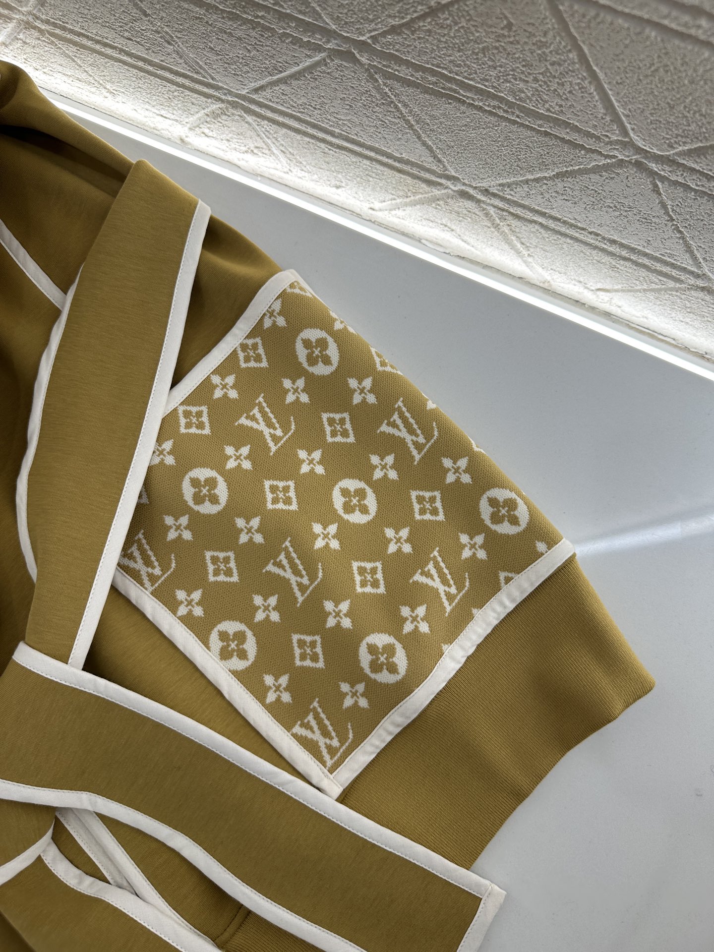 ♥Louis vuitto*♥2025新品上架 翻领提花腰带大衣外套定制YB棉纶混纺材质，复合工艺处理，