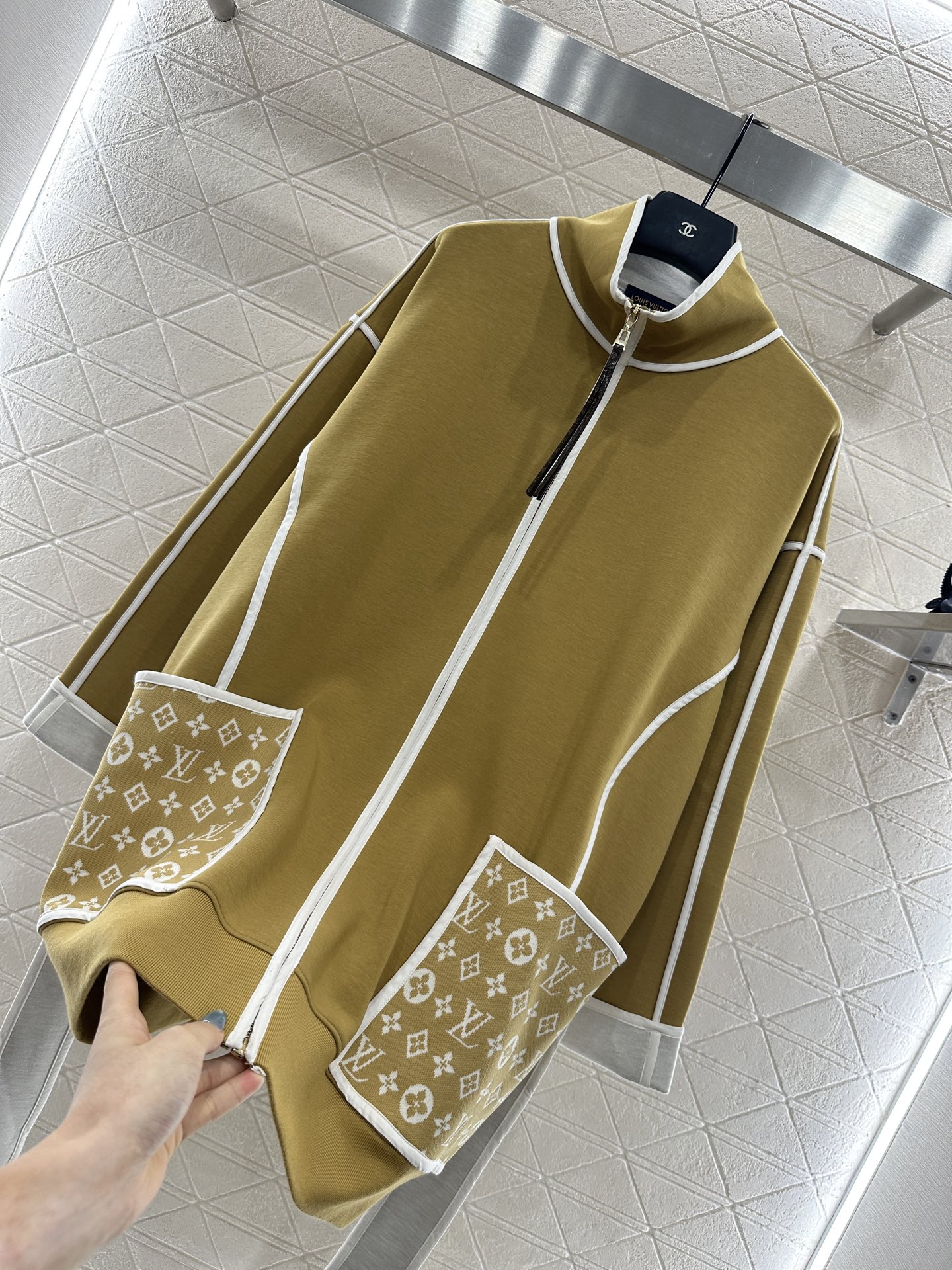 ♥Louis vuitto*♥2025新品上架 翻领提花腰带大衣外套定制YB棉纶混纺材质，复合工艺处理，