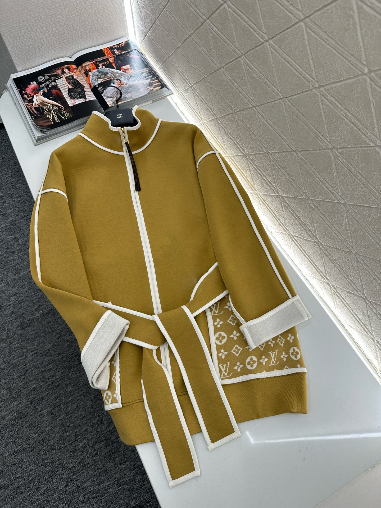 ♥Louis vuitto*♥2025新品上架 翻领提花腰带大衣外套定制YB棉纶混纺材质，复合工艺处理，