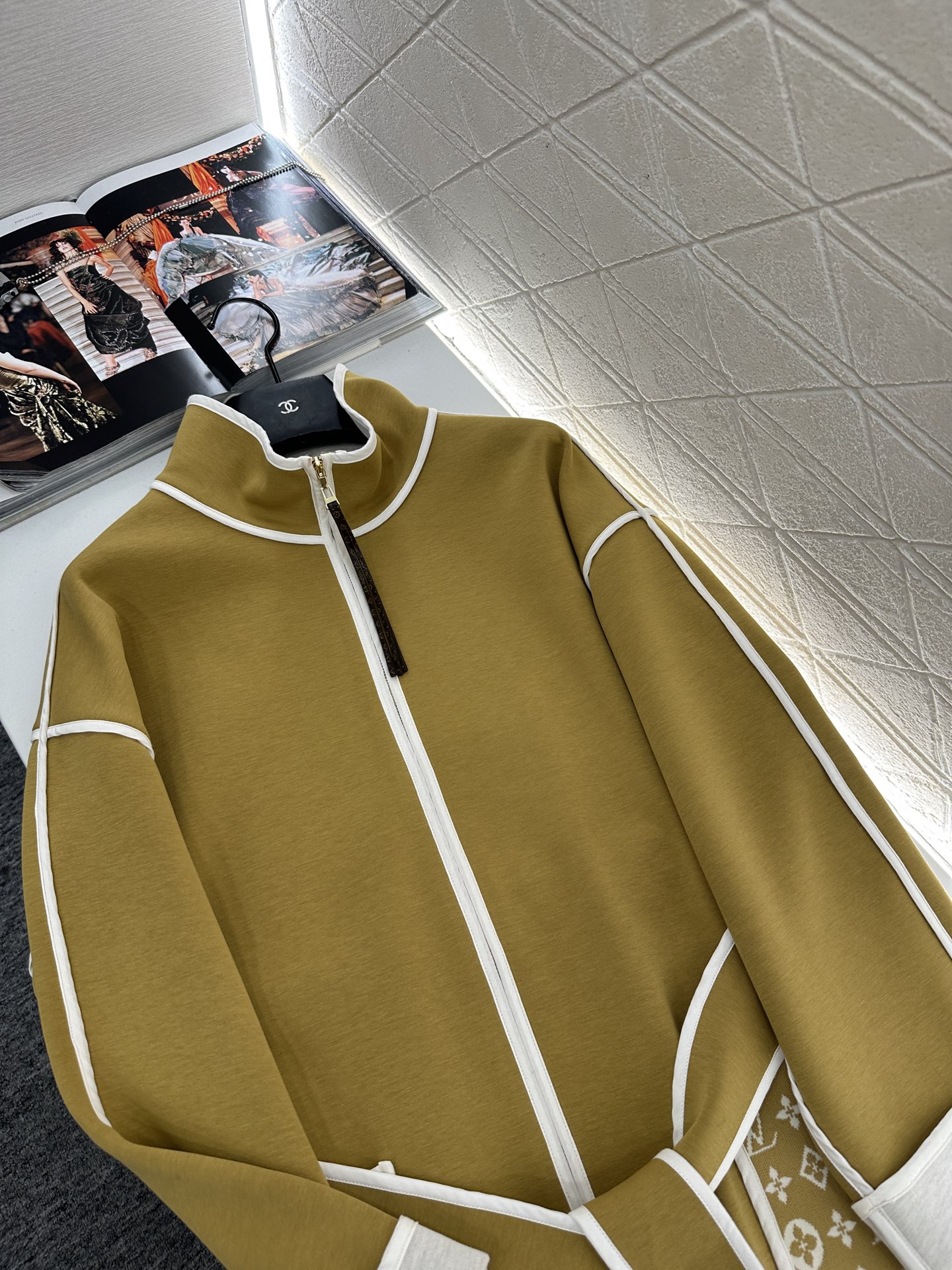 ♥Louis vuitto*♥2025新品上架 翻领提花腰带大衣外套定制YB棉纶混纺材质，复合工艺处理，