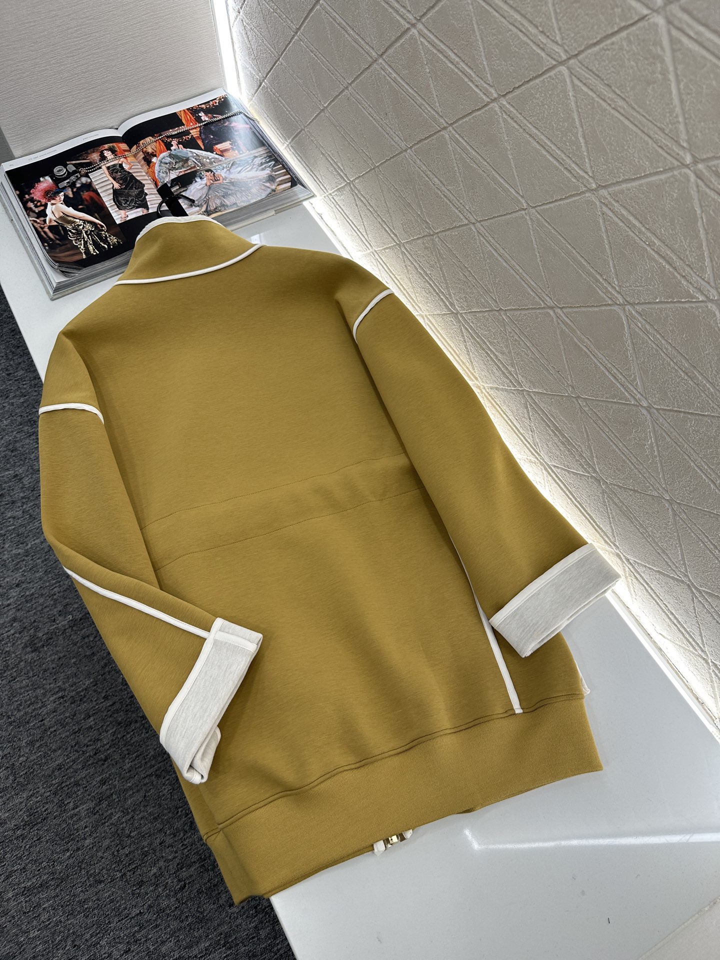 ♥Louis vuitto*♥2025新品上架 翻领提花腰带大衣外套定制YB棉纶混纺材质，复合工艺处理，