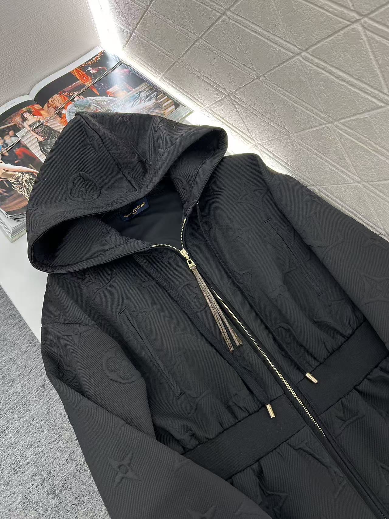 ♥Louis vuitto*♥2025新品上架 压花连帽收腰外套长裤套装定制YB进口压花材质，舒适亲肤，