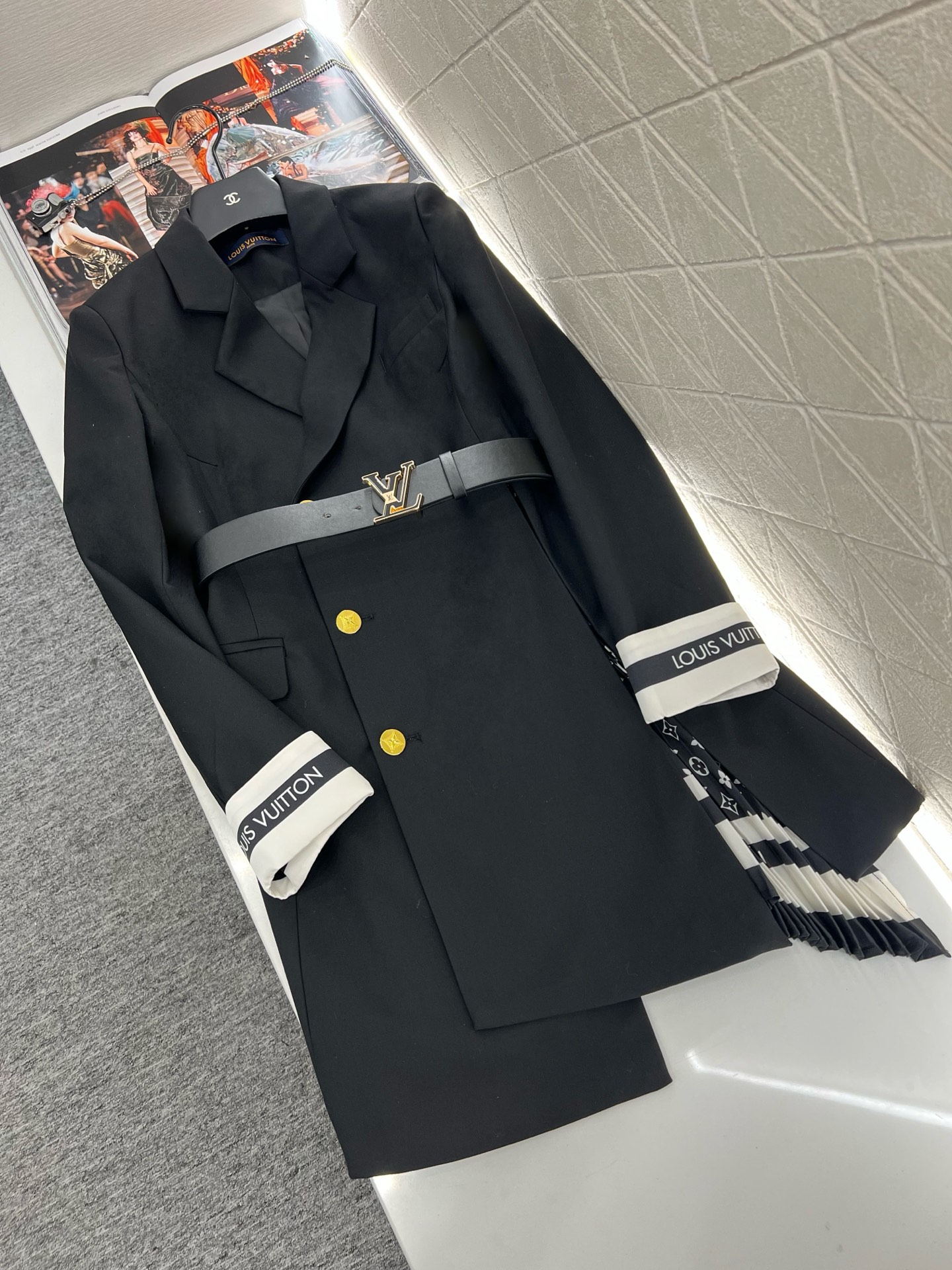 ♥Louis Vuitto*♥2025新品上架 腰带拼接不规则西服定制YB精纺羊毛材质，剪裁高级，挺括有