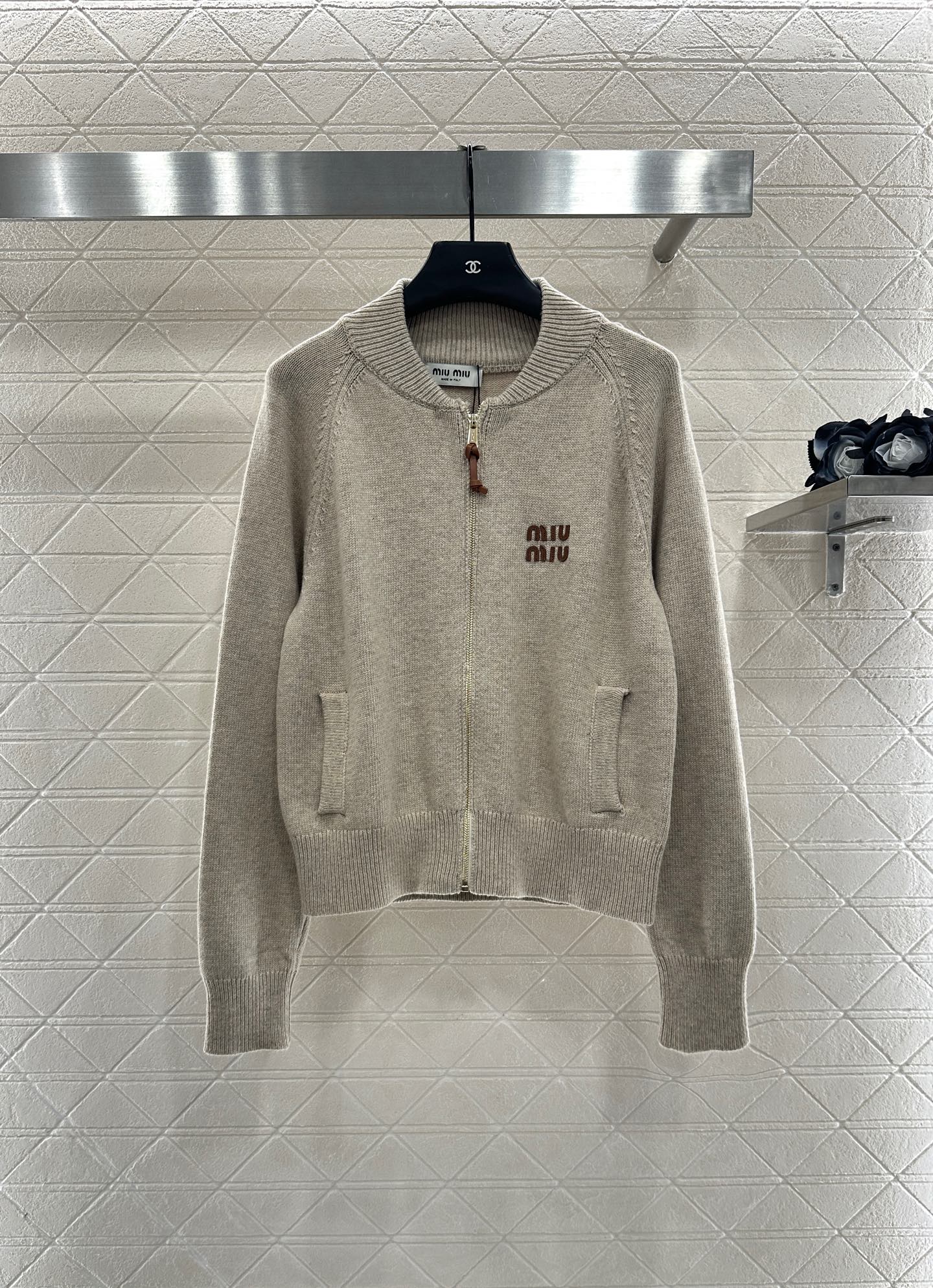 ♥Miumi*♥2025新品上架 拉链针织外套定制YB羊毛纱线织造，质感高级，舒适柔软，拉链针织外套剪裁