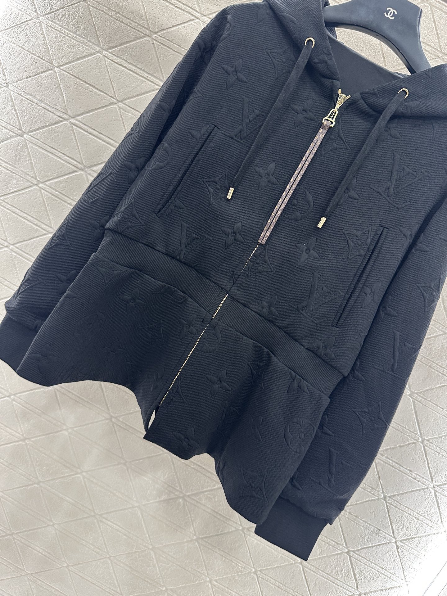 ♥Louis vuitto*♥2025新品上架 压花连帽收腰外套长裤套装定制YB进口压花材质，舒适亲肤，