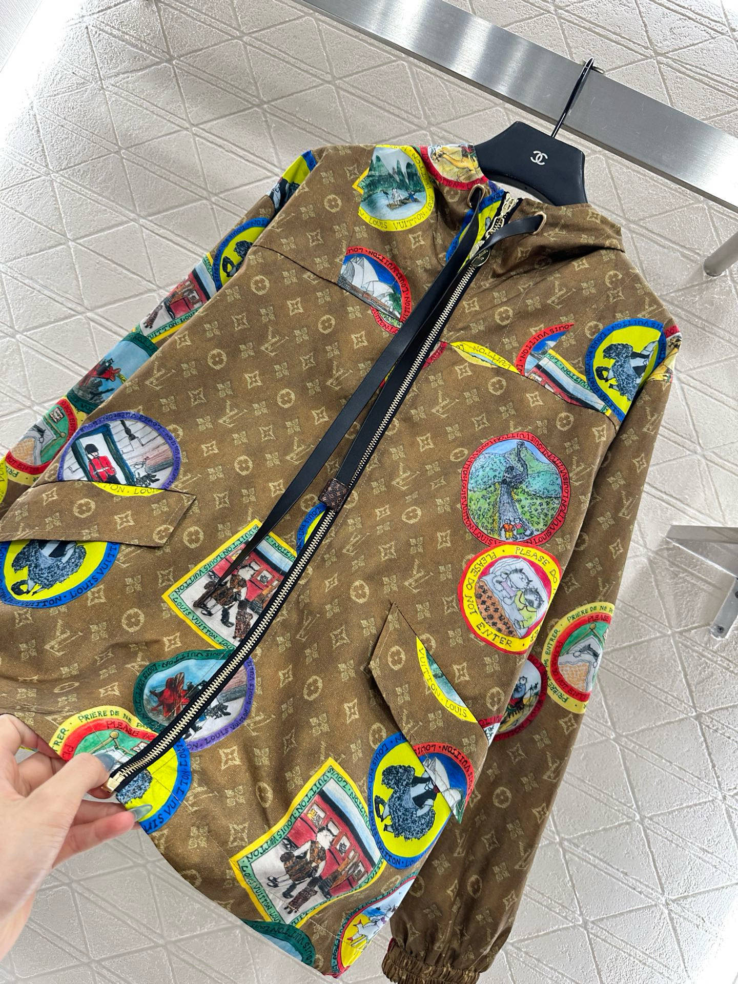 ♥Louis Vuitto*♥2025新品上架 连帽冲锋夹克外套定制YB进口冲锋材质，质感挺括，穿搭有型