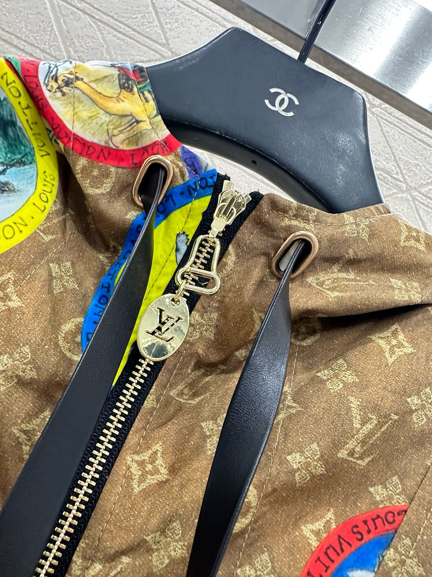 ♥Louis Vuitto*♥2025新品上架 连帽冲锋夹克外套定制YB进口冲锋材质，质感挺括，穿搭有型