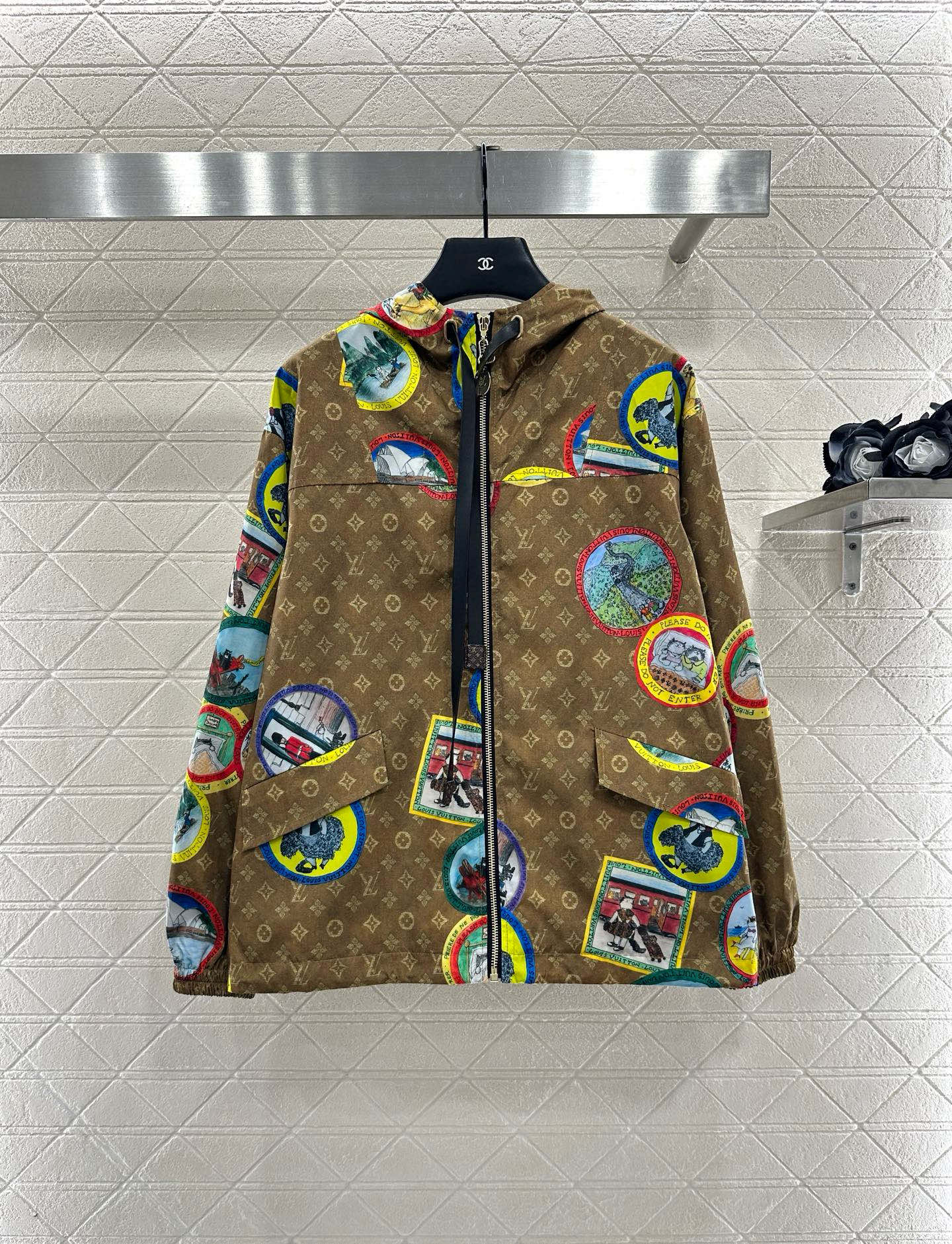 ♥Louis Vuitto*♥2025新品上架 连帽冲锋夹克外套定制YB进口冲锋材质，质感挺括，穿搭有型