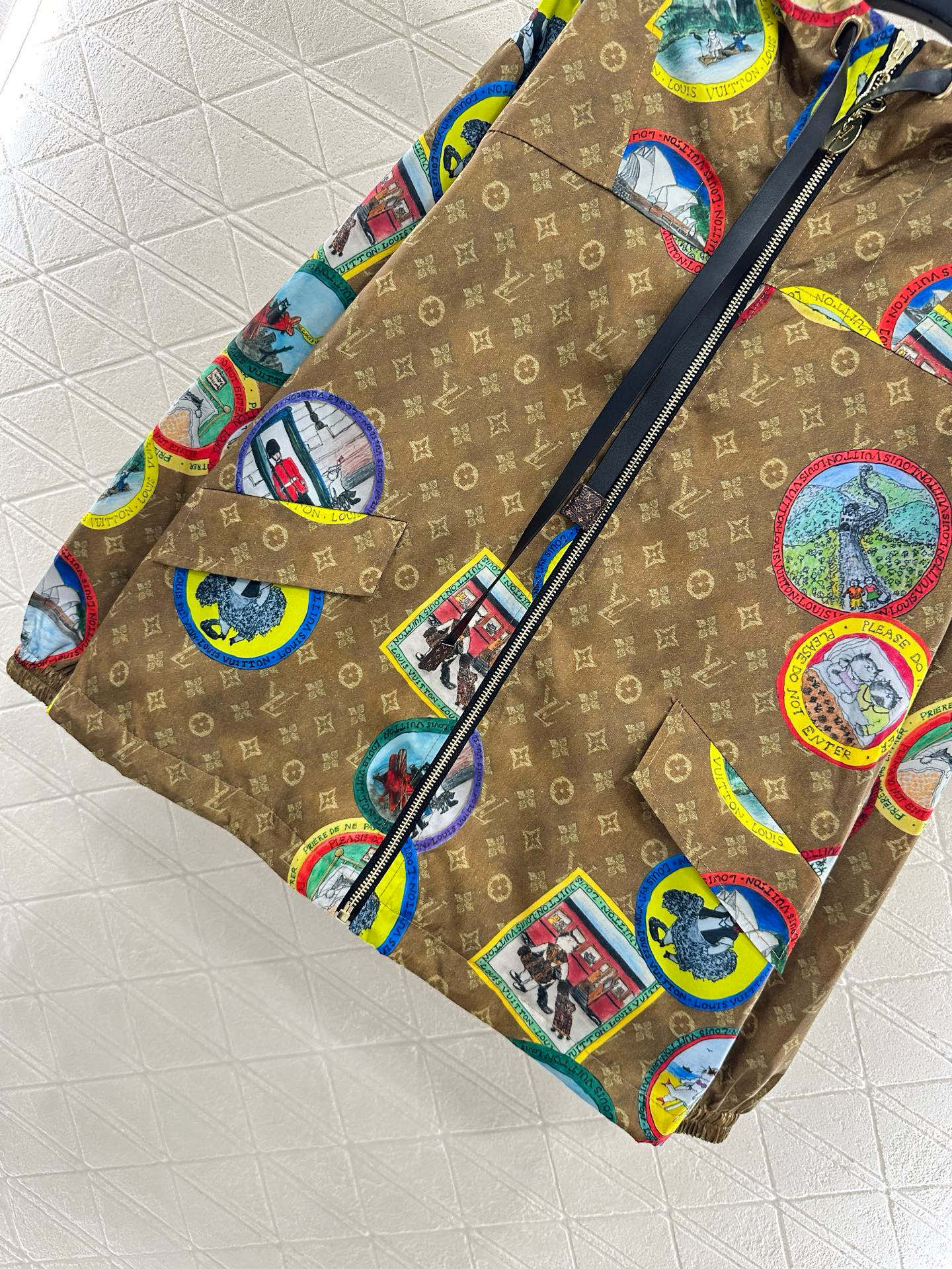 ♥Louis Vuitto*♥2025新品上架 连帽冲锋夹克外套定制YB进口冲锋材质，质感挺括，穿搭有型