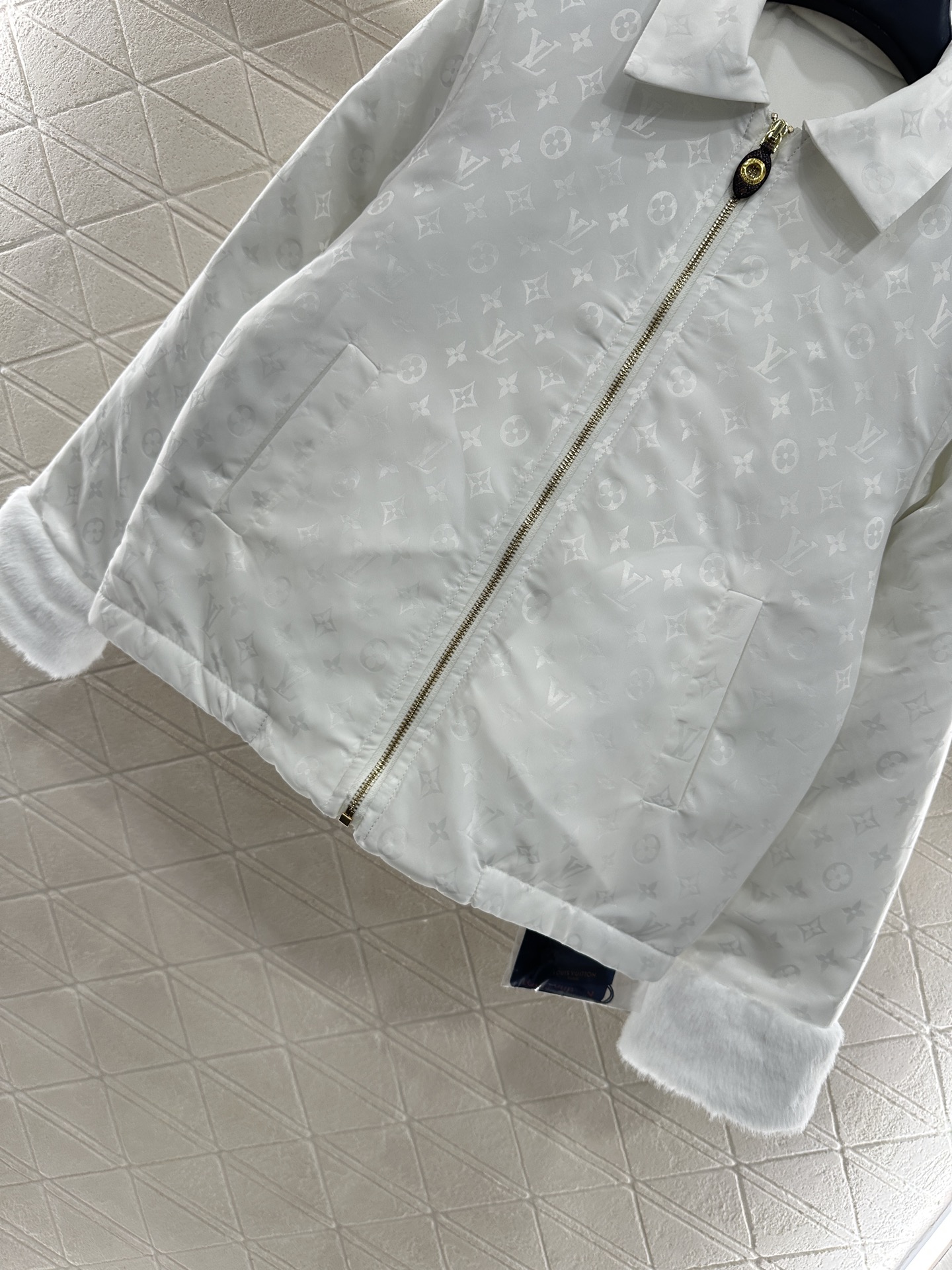 ♥Louis Vuitto*♥2025新品上架 翻领拉链皮毛拼接棉服定制YB防风防水提花尼龙材质，羽绒棉