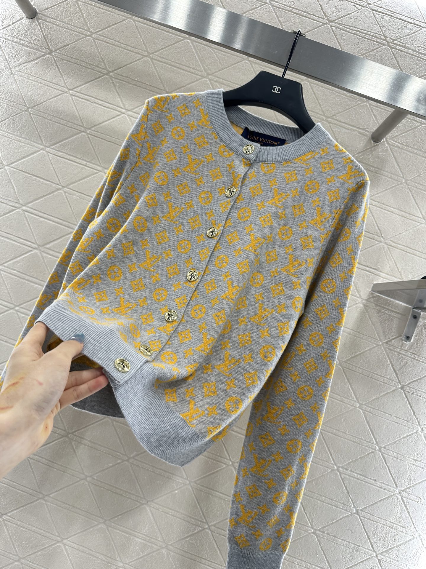 ♥Louis Vuitto*♥2025新品上架 提花针织开衫定制YB羊毛纱线织造，质感高级舒适，圆领针织