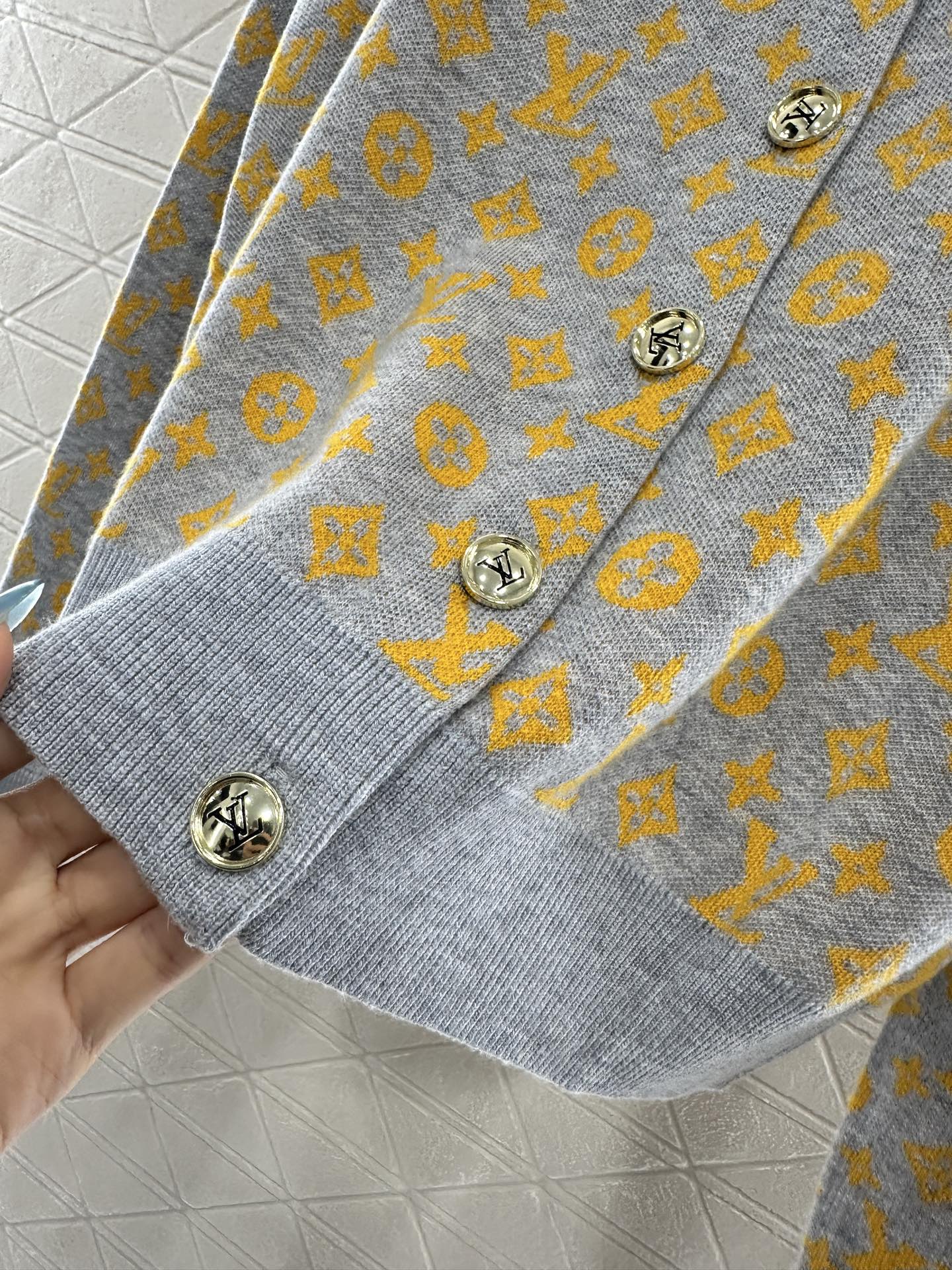 ♥Louis Vuitto*♥2025新品上架 提花针织开衫定制YB羊毛纱线织造，质感高级舒适，圆领针织