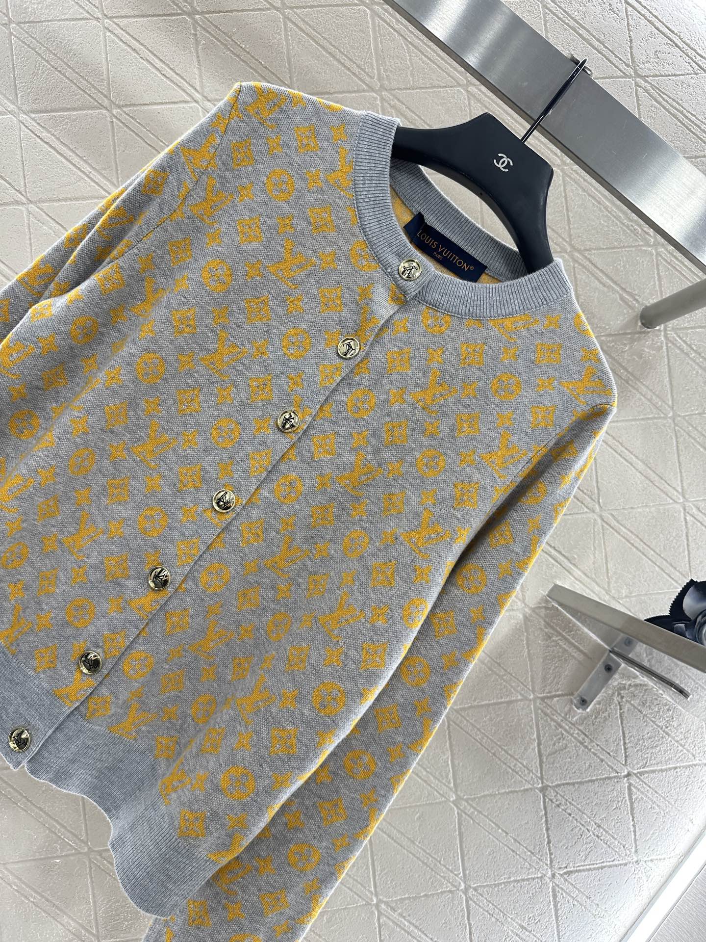 ♥Louis Vuitto*♥2025新品上架 提花针织开衫定制YB羊毛纱线织造，质感高级舒适，圆领针织