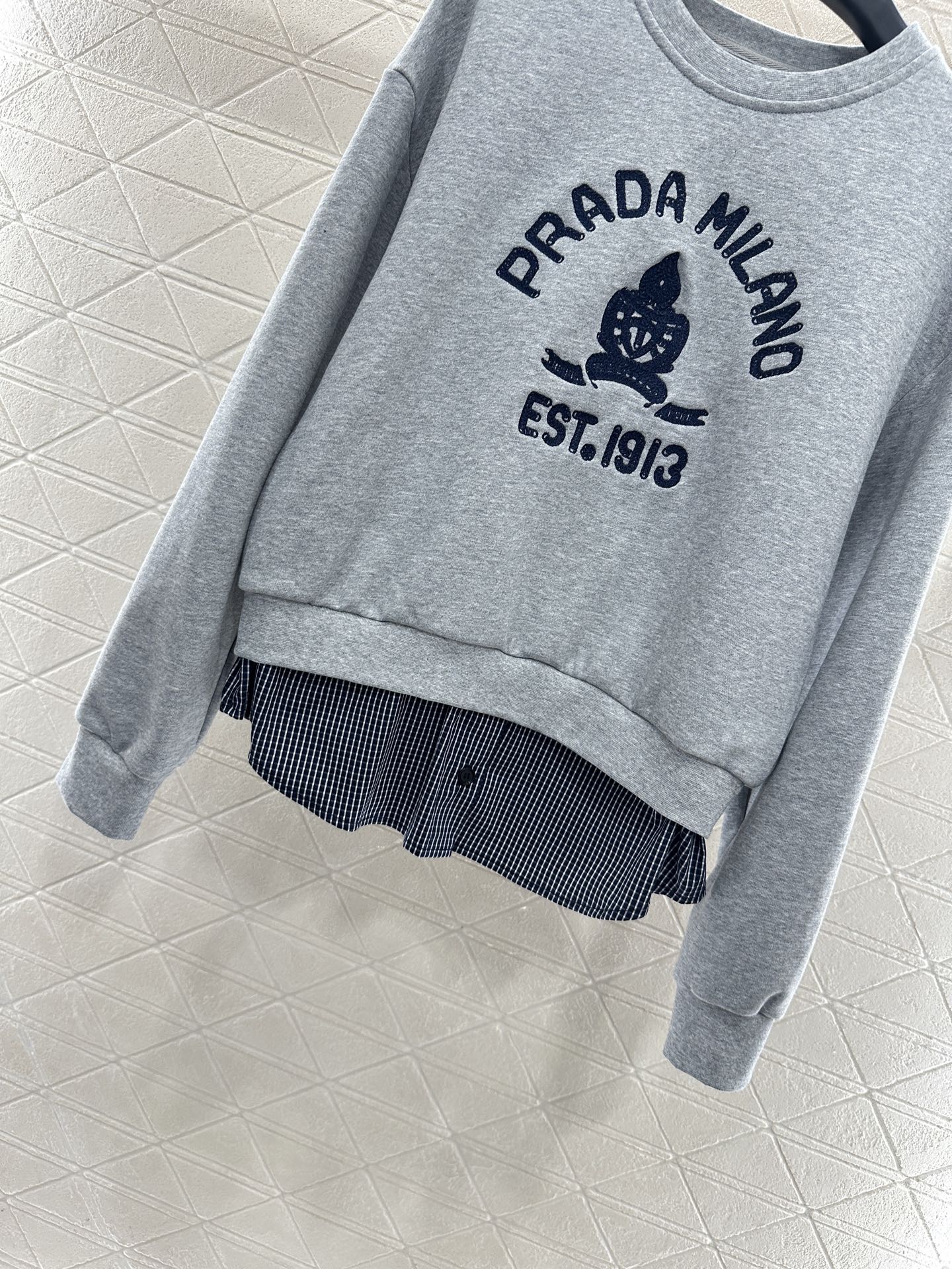 ♥Prad*♥2025新品上架 拼接格纹卫衣长裤套装定制YB斜纹全棉材质，质感细腻，舒适好穿，圆领卫衣长