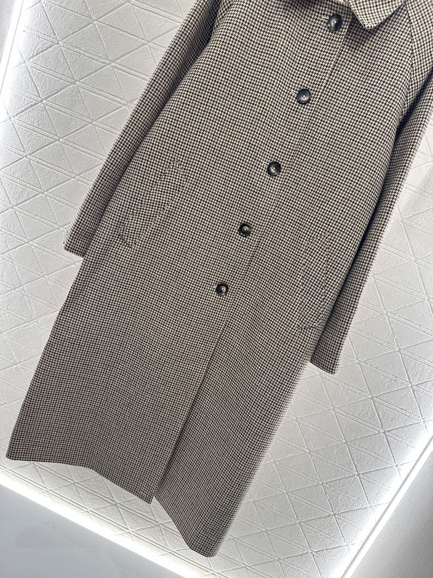 ♥Miumi*♥2025新品上架 翻领两面穿风衣外套两面穿设计，一面全棉材质，一面初剪羊毛材质，经过工艺