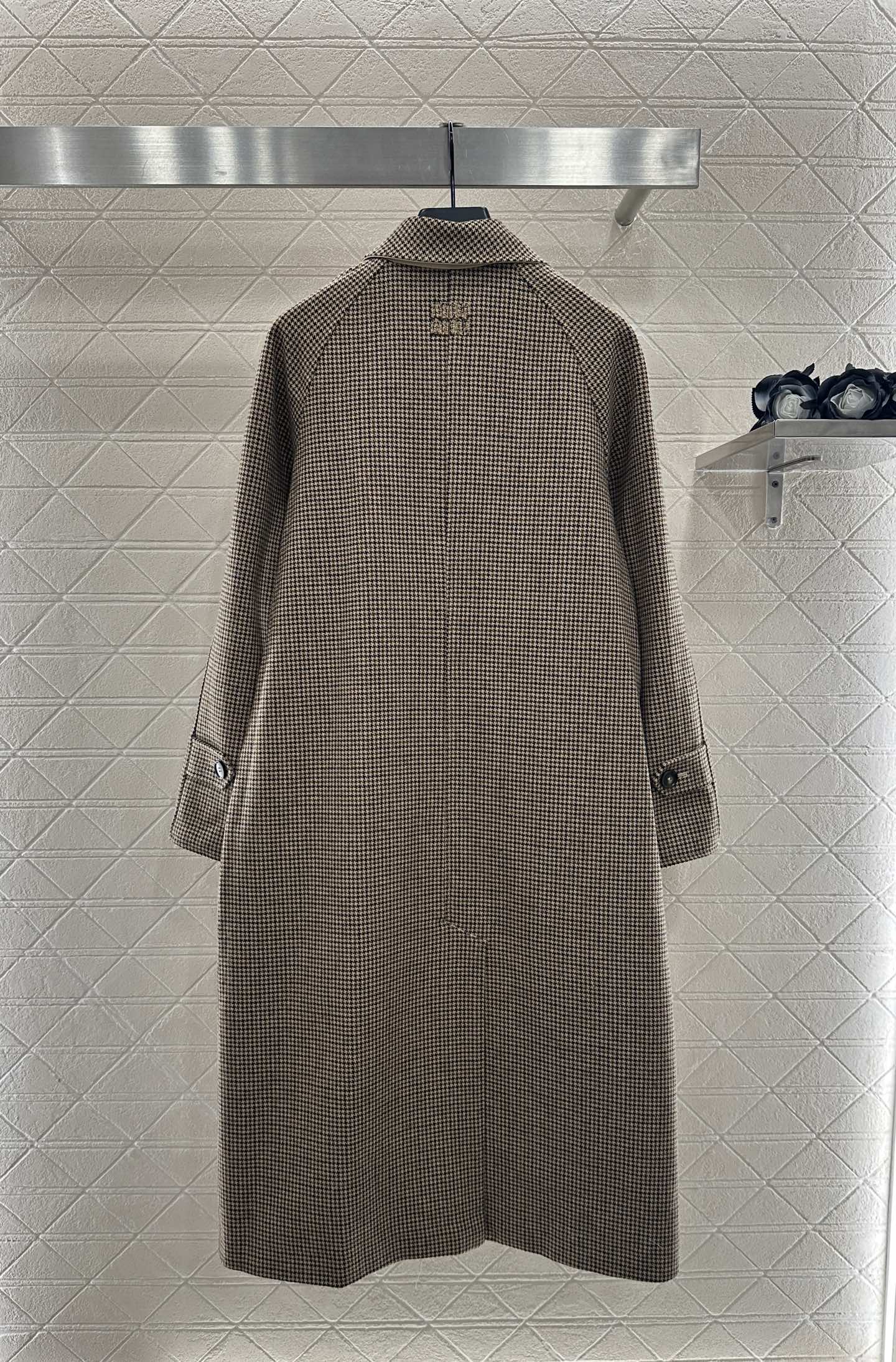 ♥Miumi*♥2025新品上架 翻领两面穿风衣外套两面穿设计，一面全棉材质，一面初剪羊毛材质，经过工艺