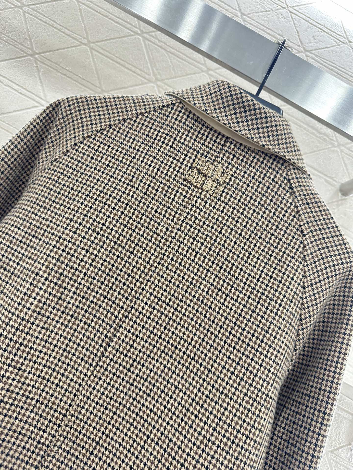 ♥Miumi*♥2025新品上架 翻领两面穿风衣外套两面穿设计，一面全棉材质，一面初剪羊毛材质，经过工艺