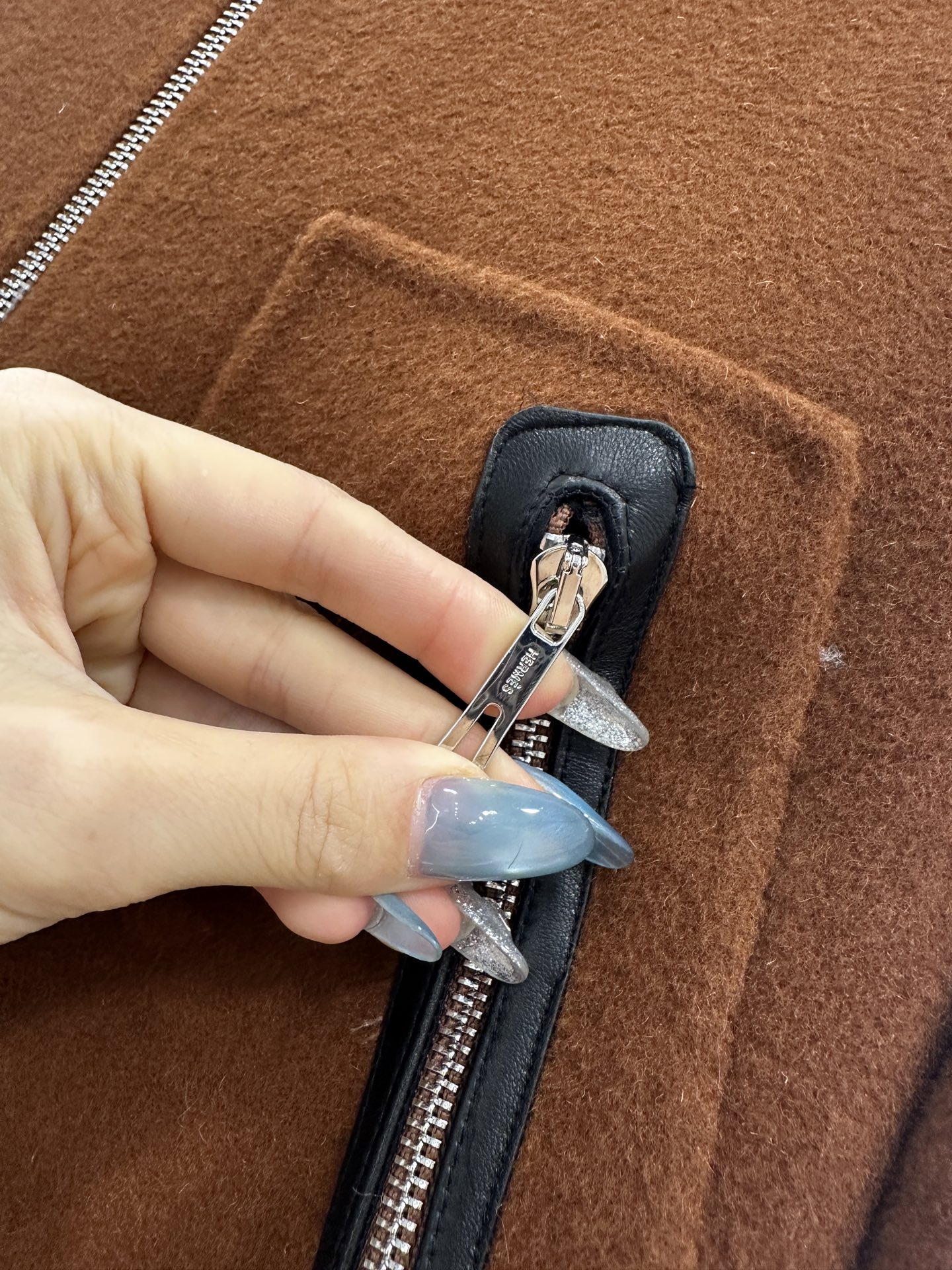 ♥Herme*♥2025新品上架 立领长款大衣定制YB百分百羊毛材质，手工双面尼制作，细腻亲肤，质感十足