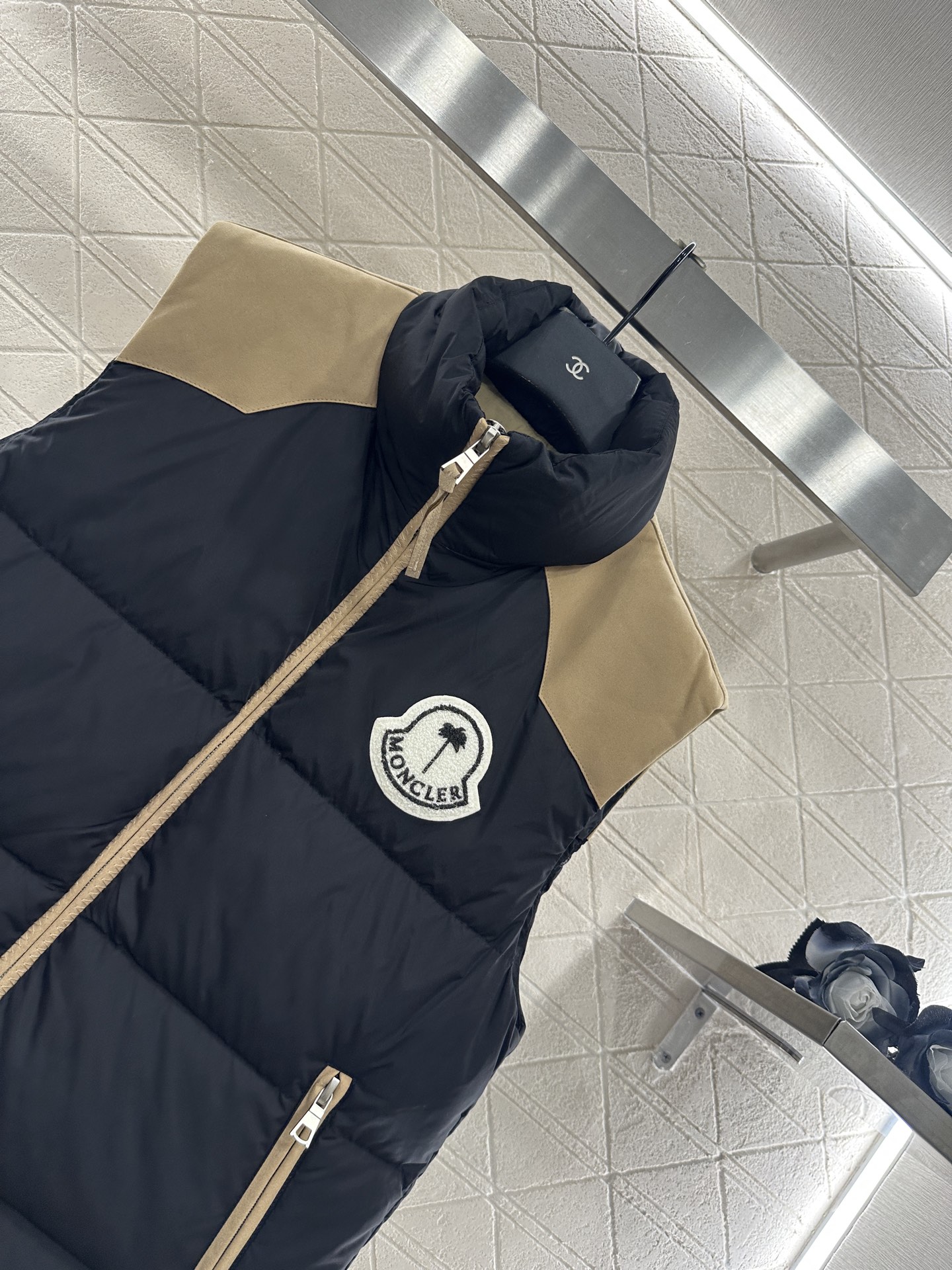 ♥Moncle*♥ 2025新品上架 立领撞色羽绒马甲定制YB防风防水尼龙材质，白鹅绒填充内里，整件轻盈