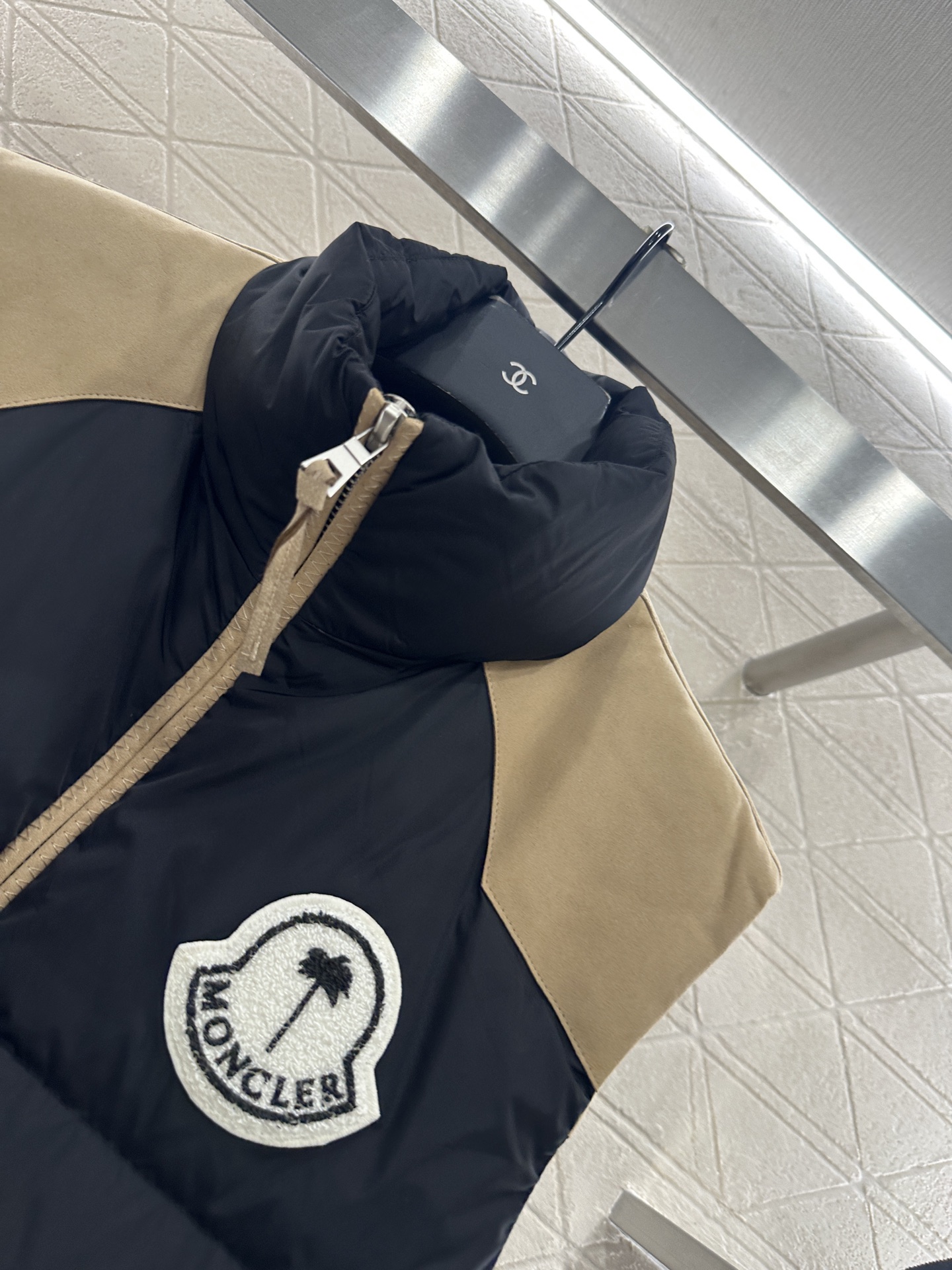 ♥Moncle*♥ 2025新品上架 立领撞色羽绒马甲定制YB防风防水尼龙材质，白鹅绒填充内里，整件轻盈