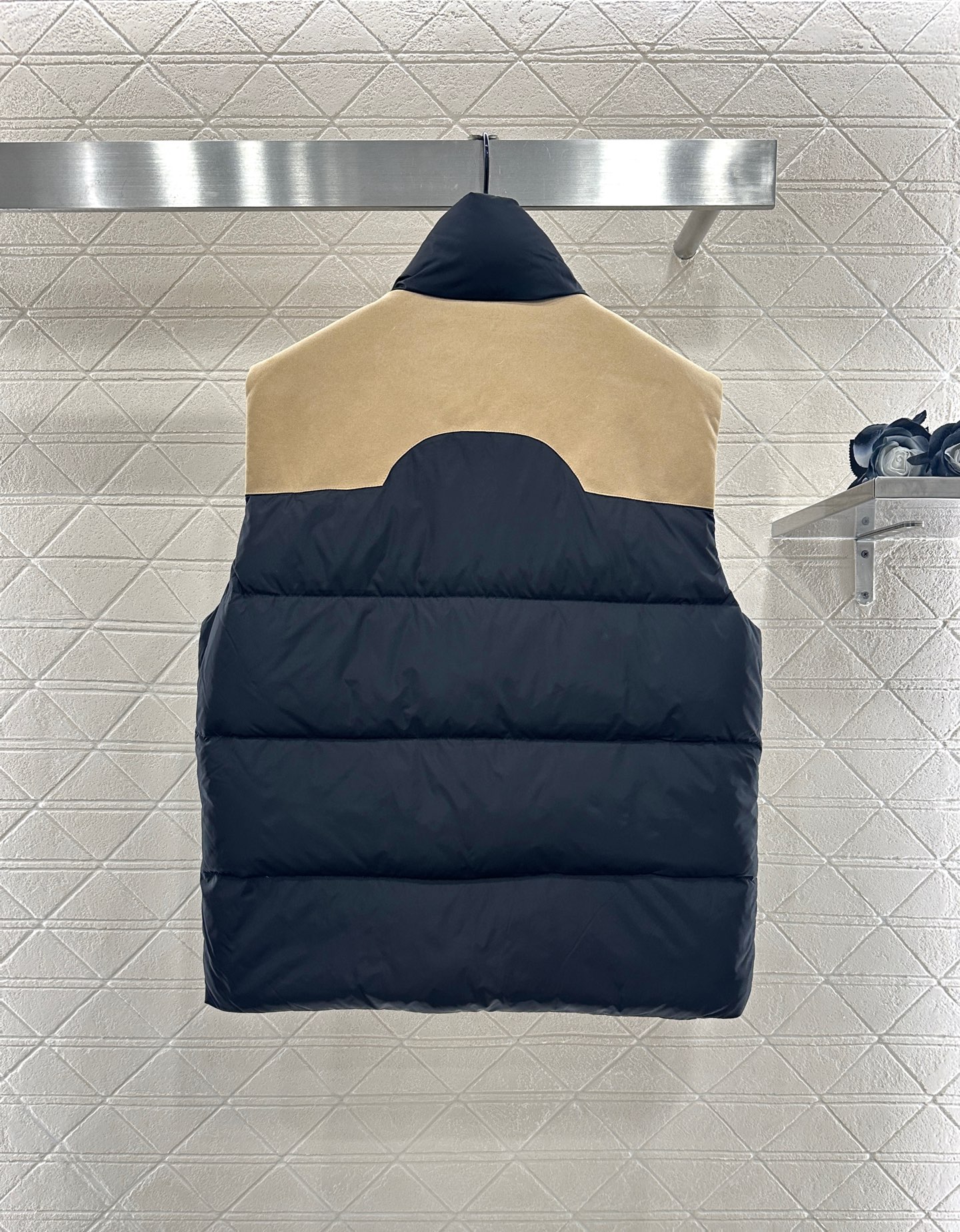 ♥Moncle*♥ 2025新品上架 立领撞色羽绒马甲定制YB防风防水尼龙材质，白鹅绒填充内里，整件轻盈