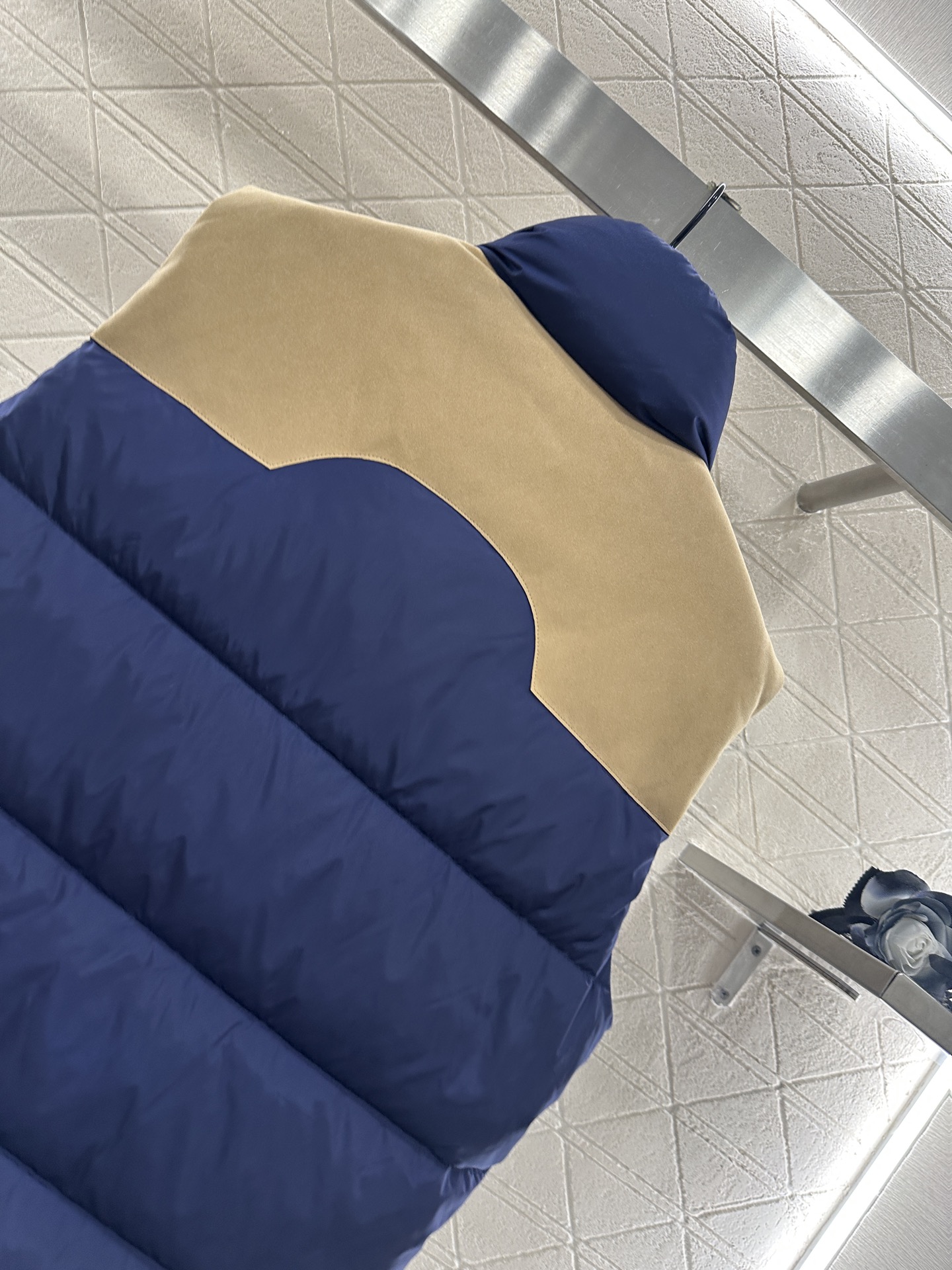 ♥Moncle*♥ 2025新品上架 立领撞色羽绒马甲定制YB防风防水尼龙材质，白鹅绒填充内里，整件轻盈