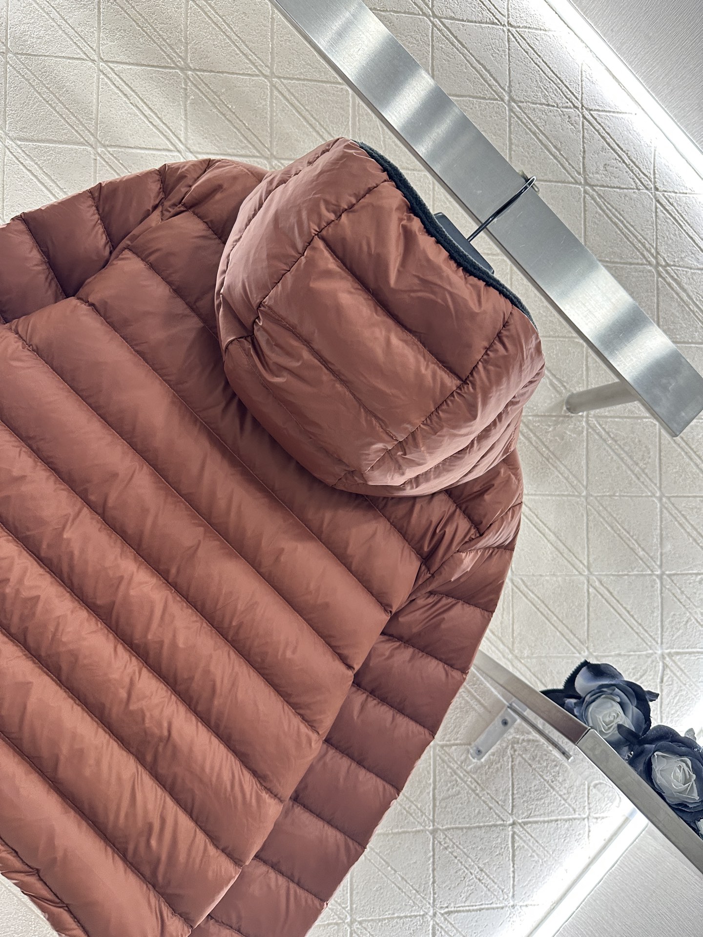 ♥Miumi*♥2025新品上架 连帽细长条羽绒服定制YB防风防水尼龙材质，白鹅绒填充内里，整件轻盈保暖