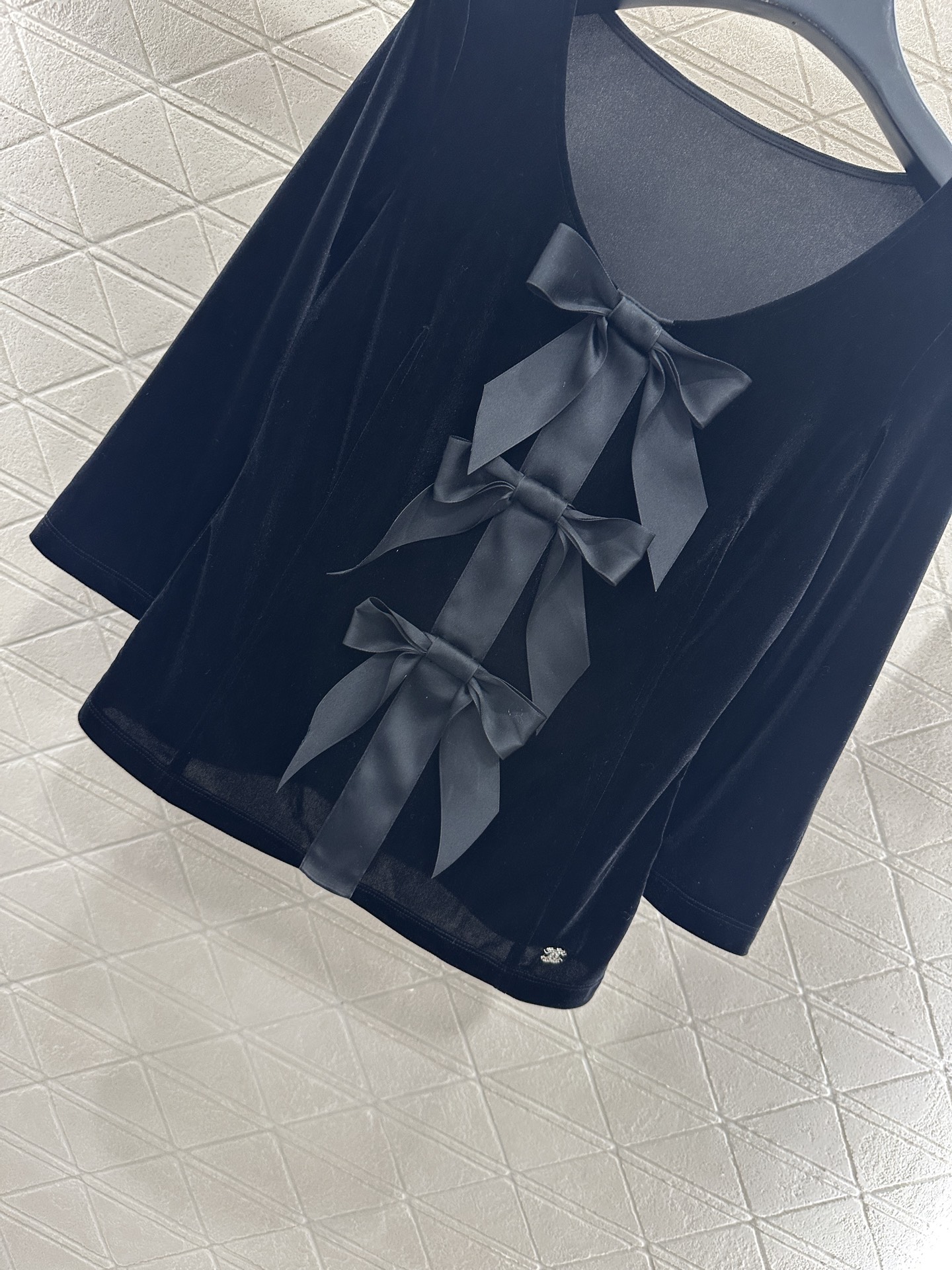 ♥Chane*♥2025新品上架 桃心领蝴蝶结中袖上衣定制YB进口丝绒材质，质感光泽，穿搭舒适，修身桃心