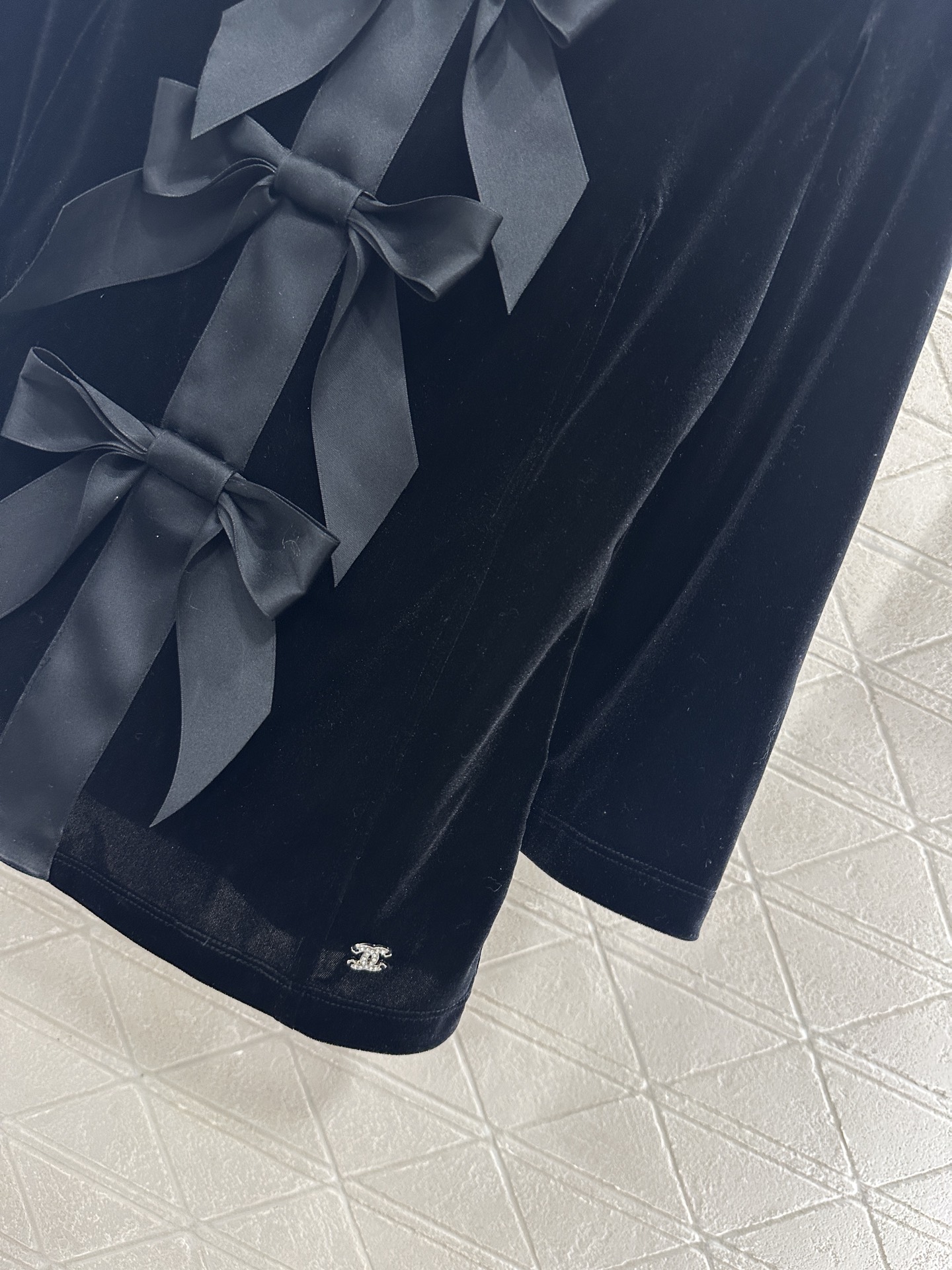 ♥Chane*♥2025新品上架 桃心领蝴蝶结中袖上衣定制YB进口丝绒材质，质感光泽，穿搭舒适，修身桃心