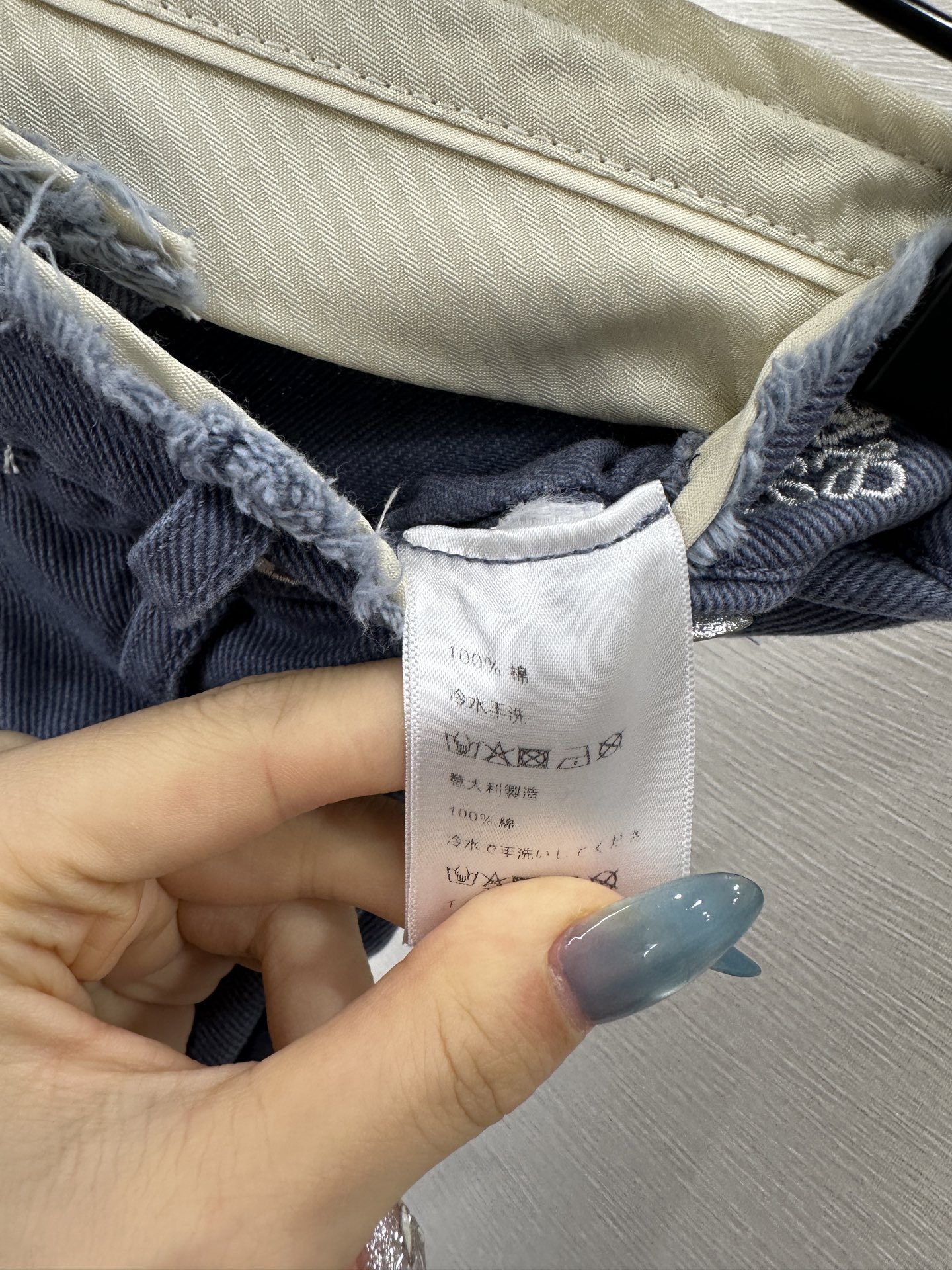 ♥Loew*♥2025新品上架 毛边徽标牛仔长裤定制YB斜纹棉牛仔面料，透气性佳，柔软亲肤，高腰系扣对称