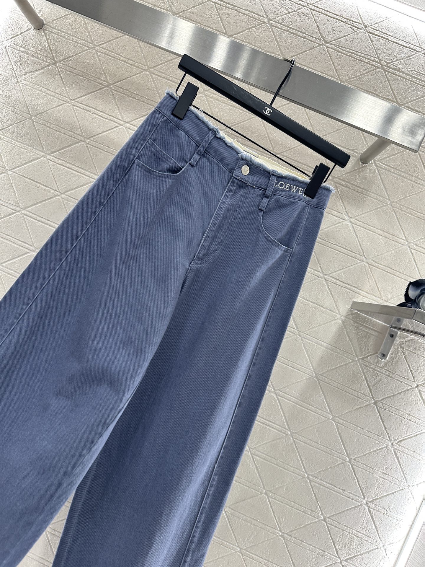 ♥Loew*♥2025新品上架 毛边徽标牛仔长裤定制YB斜纹棉牛仔面料，透气性佳，柔软亲肤，高腰系扣对称