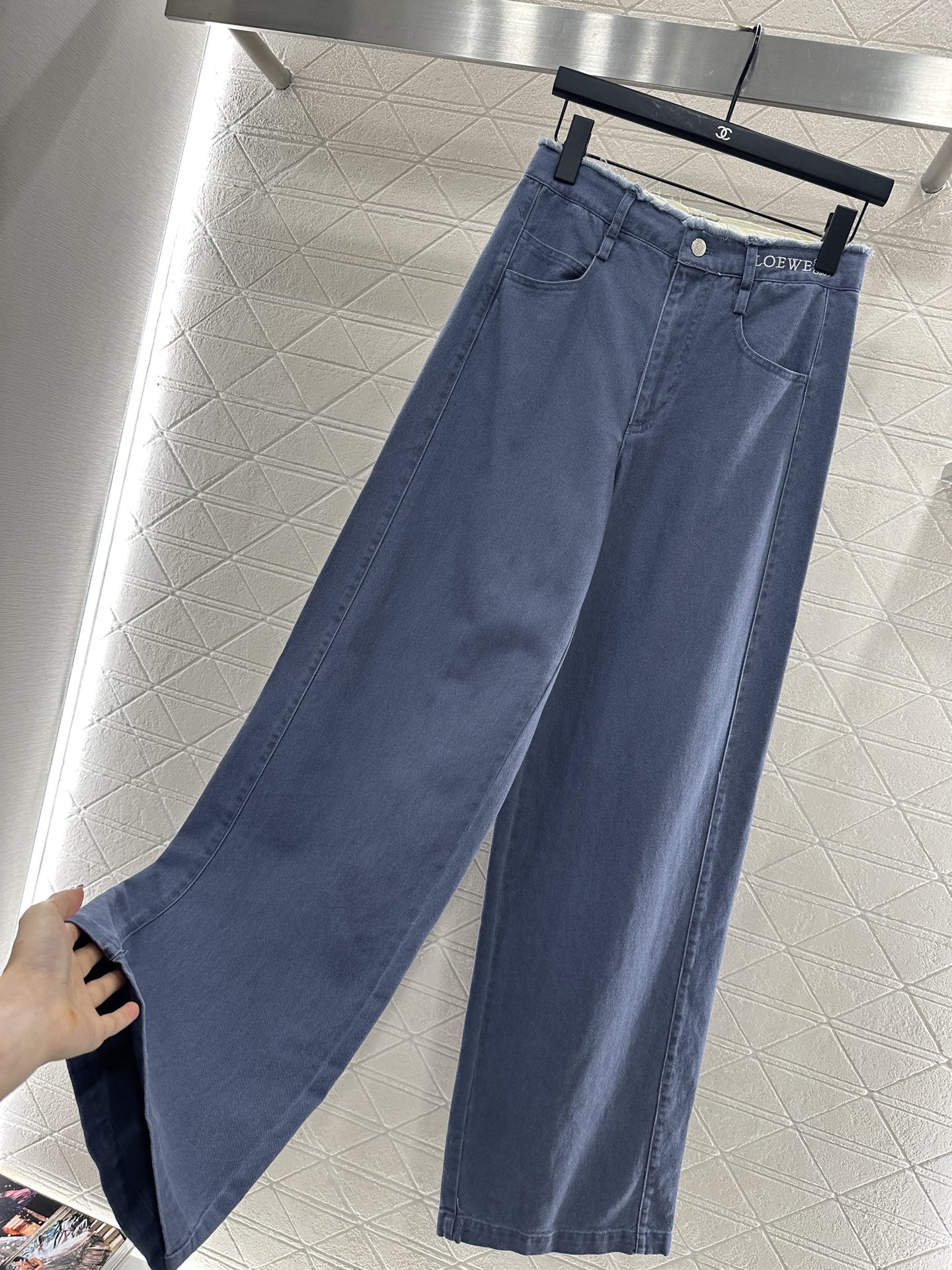 ♥Loew*♥2025新品上架 毛边徽标牛仔长裤定制YB斜纹棉牛仔面料，透气性佳，柔软亲肤，高腰系扣对称
