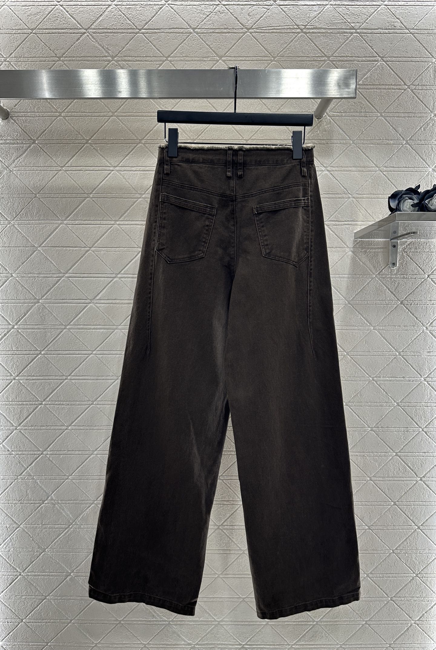 ♥Loew*♥2025新品上架 毛边徽标牛仔长裤定制YB斜纹棉牛仔面料，透气性佳，柔软亲肤，高腰系扣对称