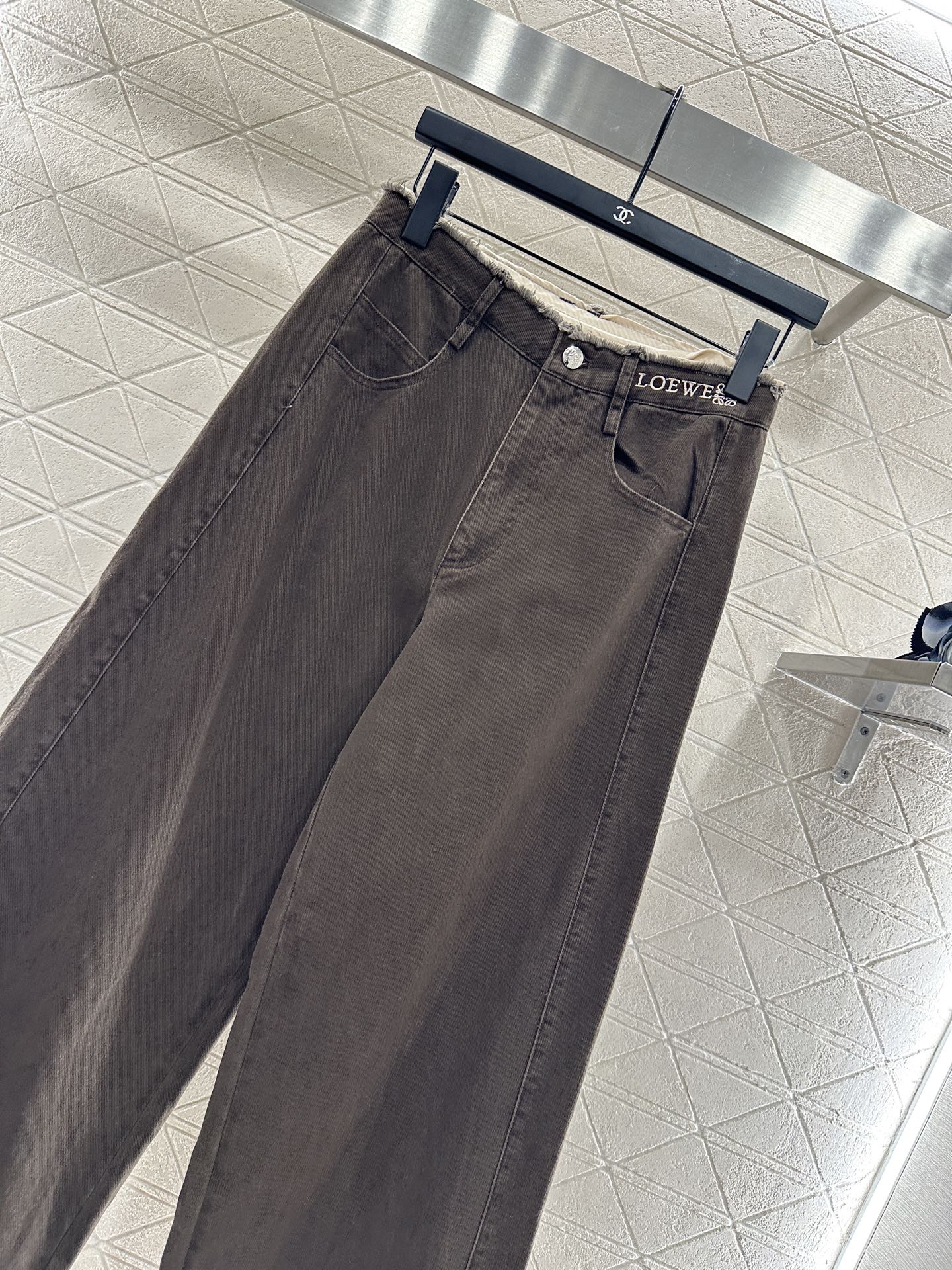 ♥Loew*♥2025新品上架 毛边徽标牛仔长裤定制YB斜纹棉牛仔面料，透气性佳，柔软亲肤，高腰系扣对称