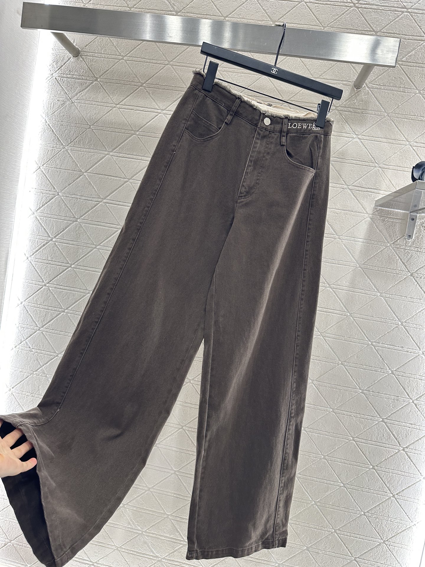 ♥Loew*♥2025新品上架 毛边徽标牛仔长裤定制YB斜纹棉牛仔面料，透气性佳，柔软亲肤，高腰系扣对称