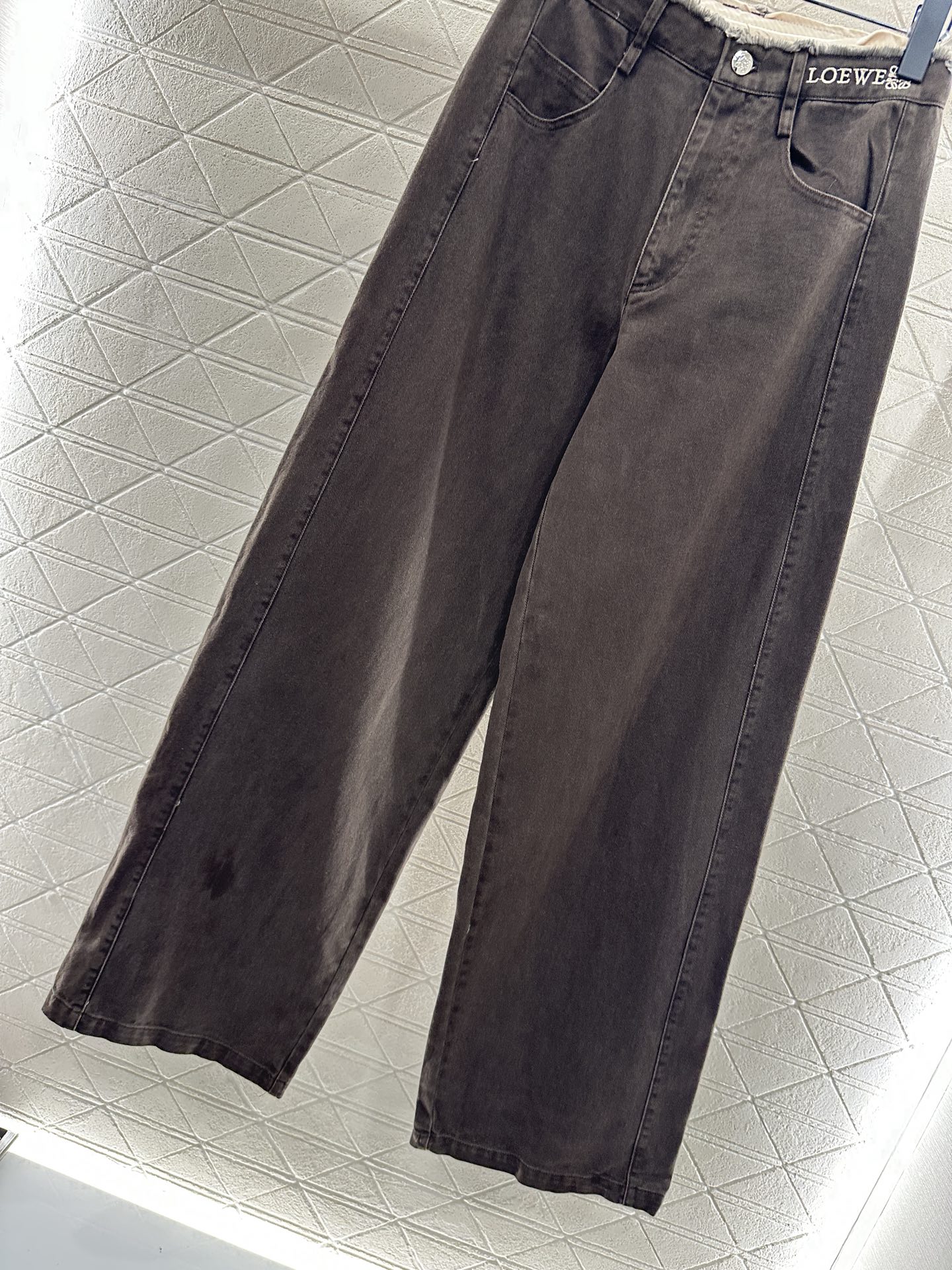 ♥Loew*♥2025新品上架 毛边徽标牛仔长裤定制YB斜纹棉牛仔面料，透气性佳，柔软亲肤，高腰系扣对称