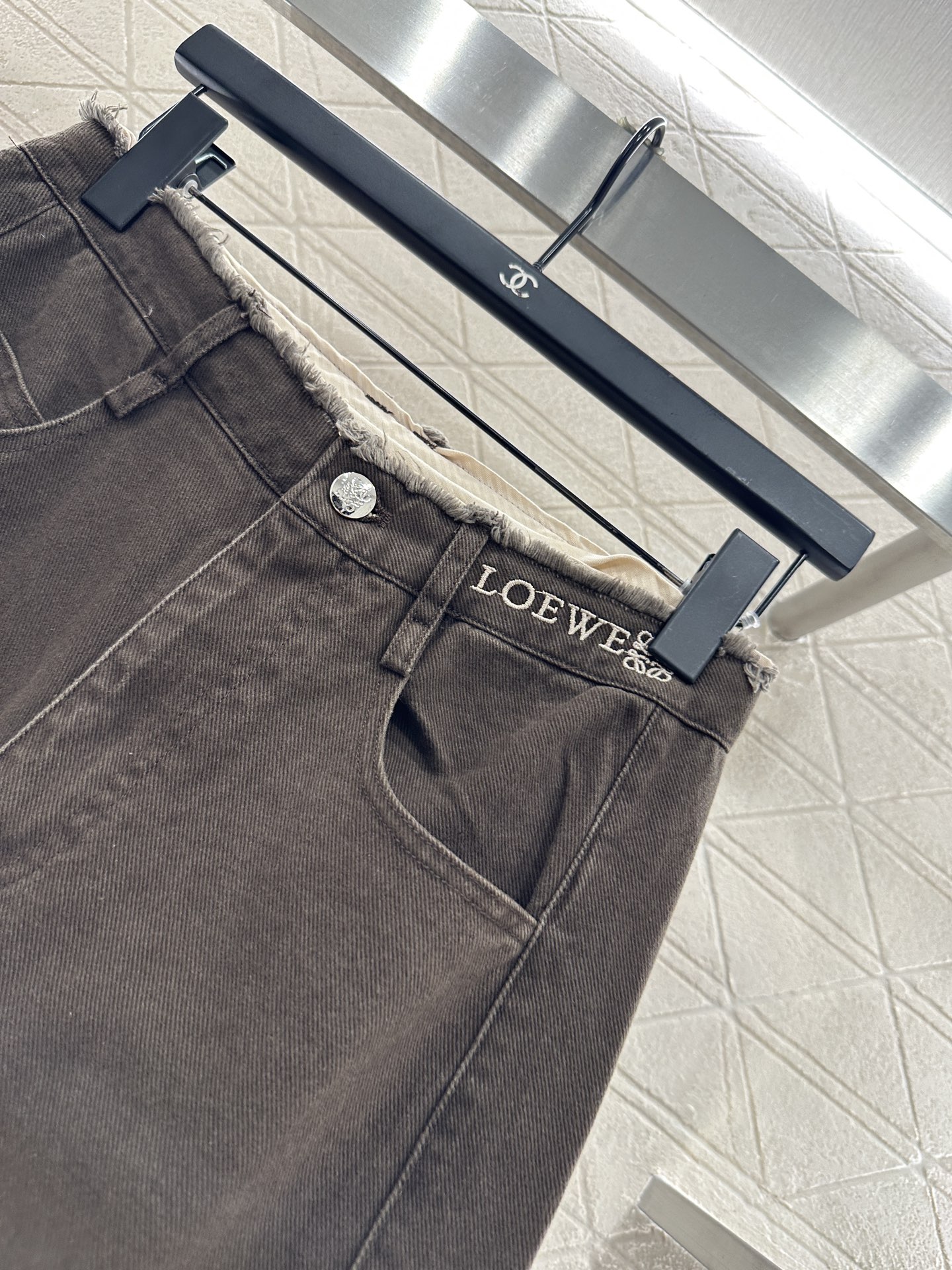 ♥Loew*♥2025新品上架 毛边徽标牛仔长裤定制YB斜纹棉牛仔面料，透气性佳，柔软亲肤，高腰系扣对称