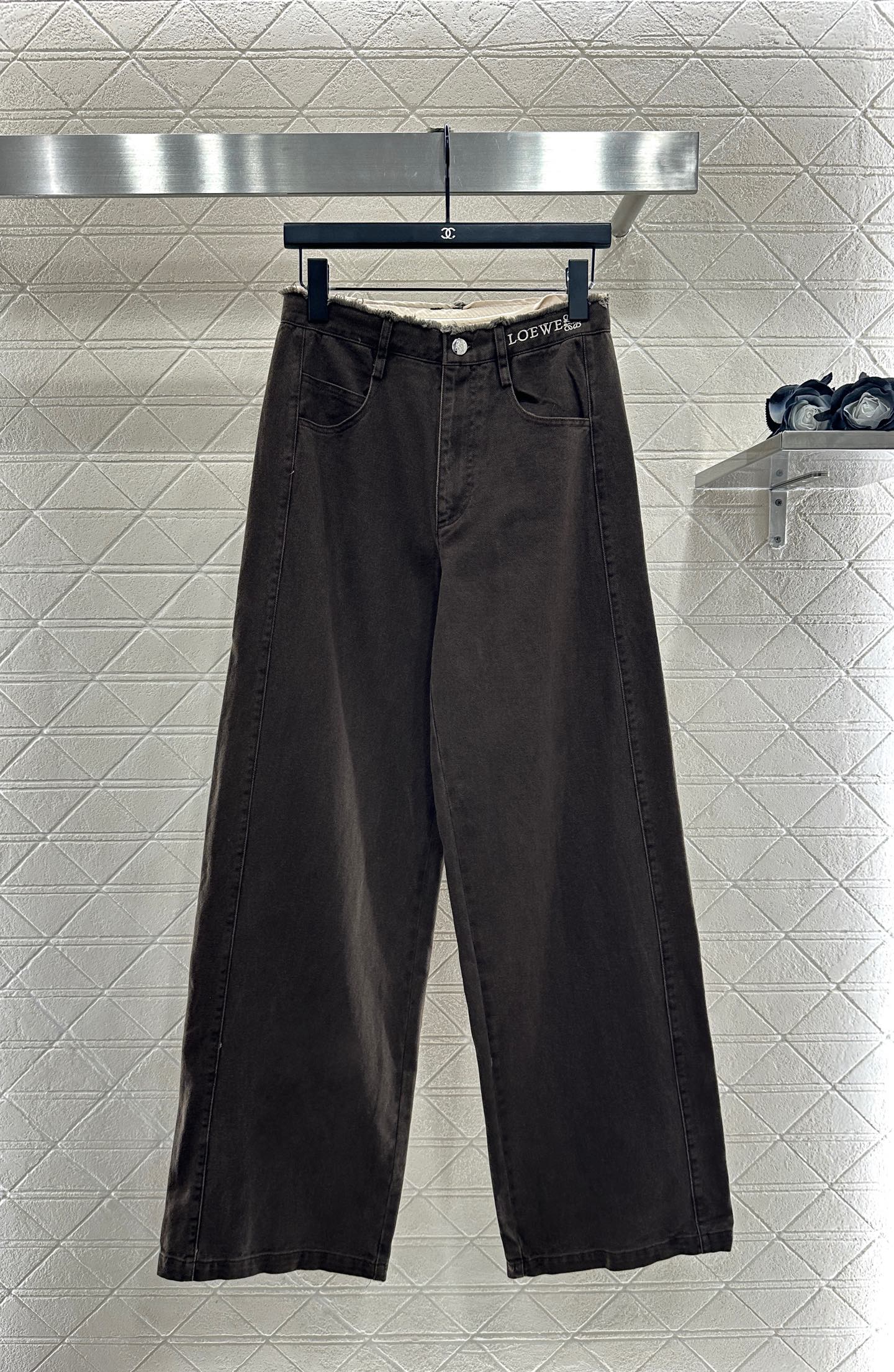 ♥Loew*♥2025新品上架 毛边徽标牛仔长裤定制YB斜纹棉牛仔面料，透气性佳，柔软亲肤，高腰系扣对称