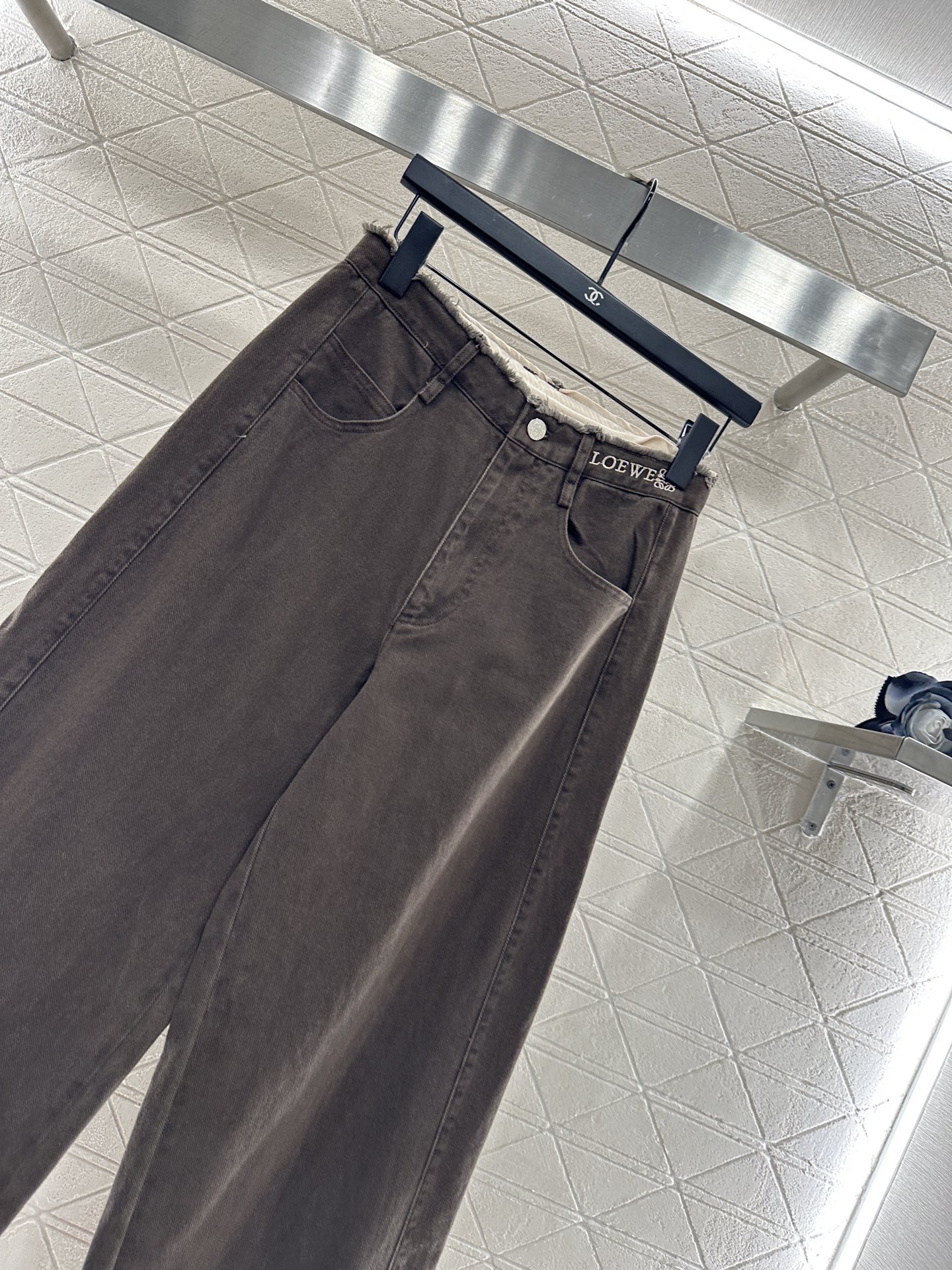 ♥Loew*♥2025新品上架 毛边徽标牛仔长裤定制YB斜纹棉牛仔面料，透气性佳，柔软亲肤，高腰系扣对称