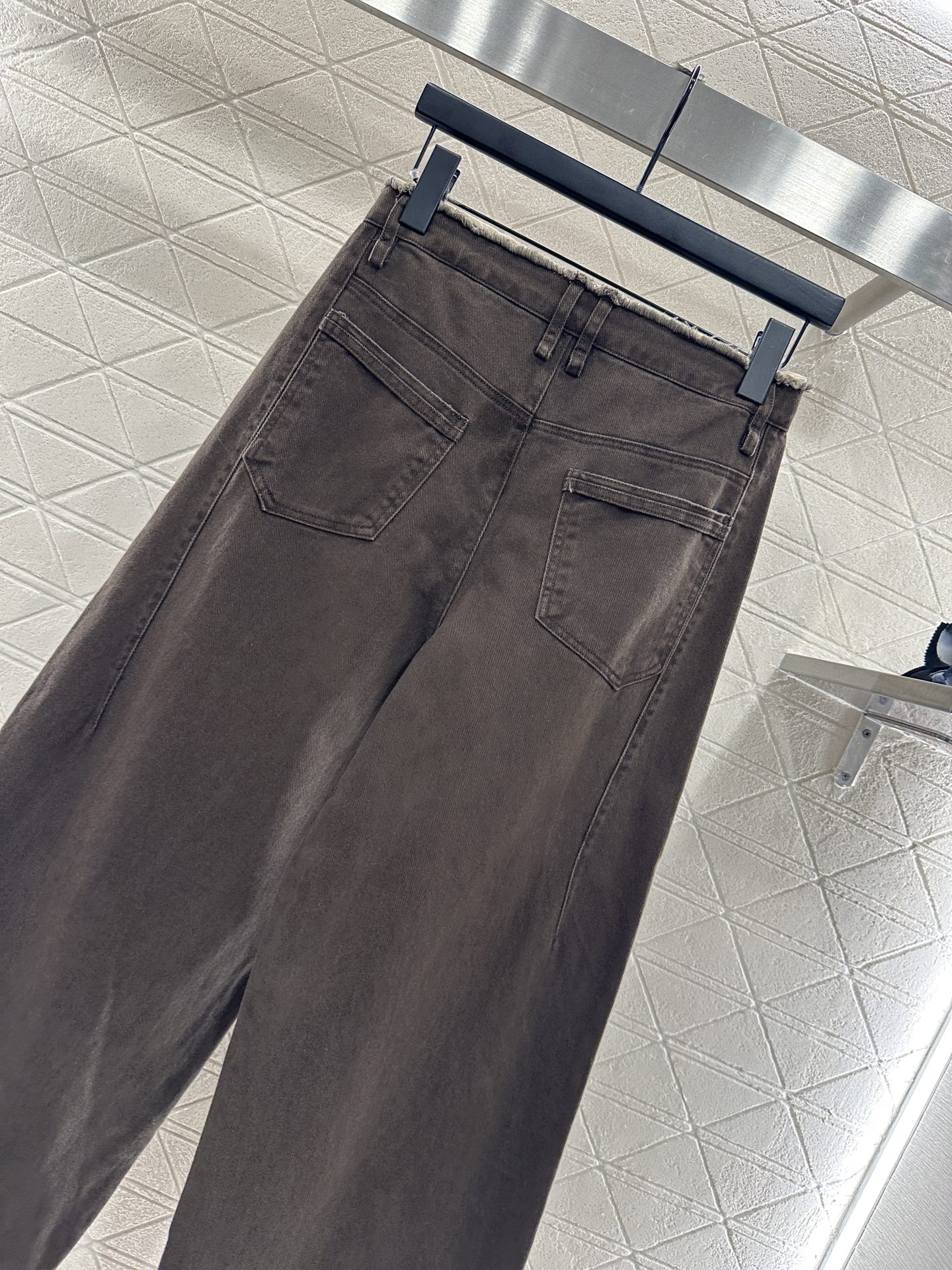 ♥Loew*♥2025新品上架 毛边徽标牛仔长裤定制YB斜纹棉牛仔面料，透气性佳，柔软亲肤，高腰系扣对称