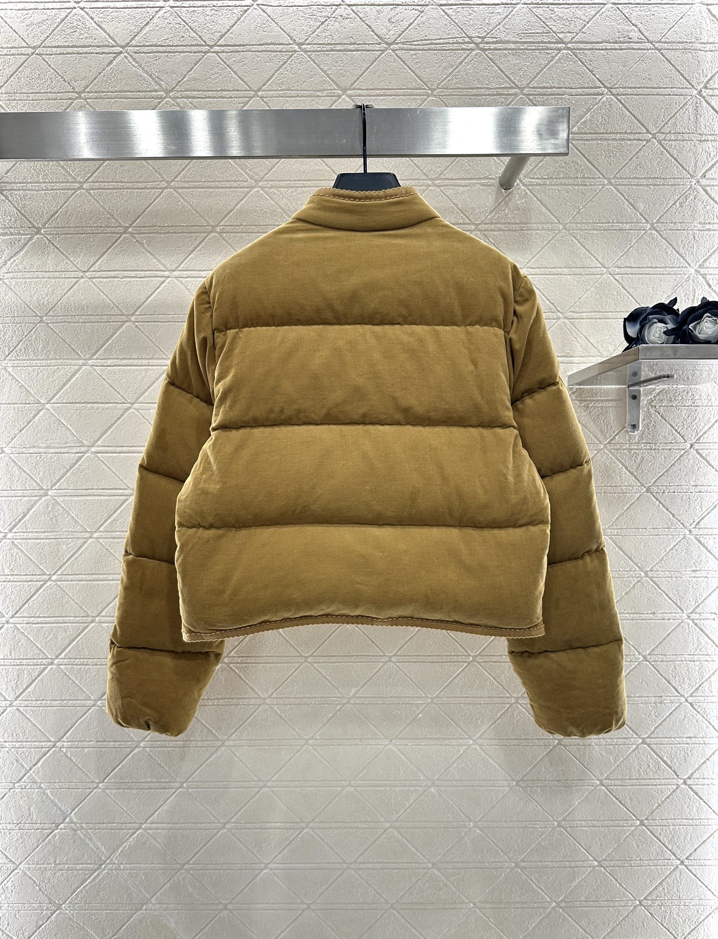 ♥Moncle*♥2025新品上架 长方压纹立领羽绒服定制YB灯芯绒材质，白鹅绒填充内里，整件轻盈保暖，