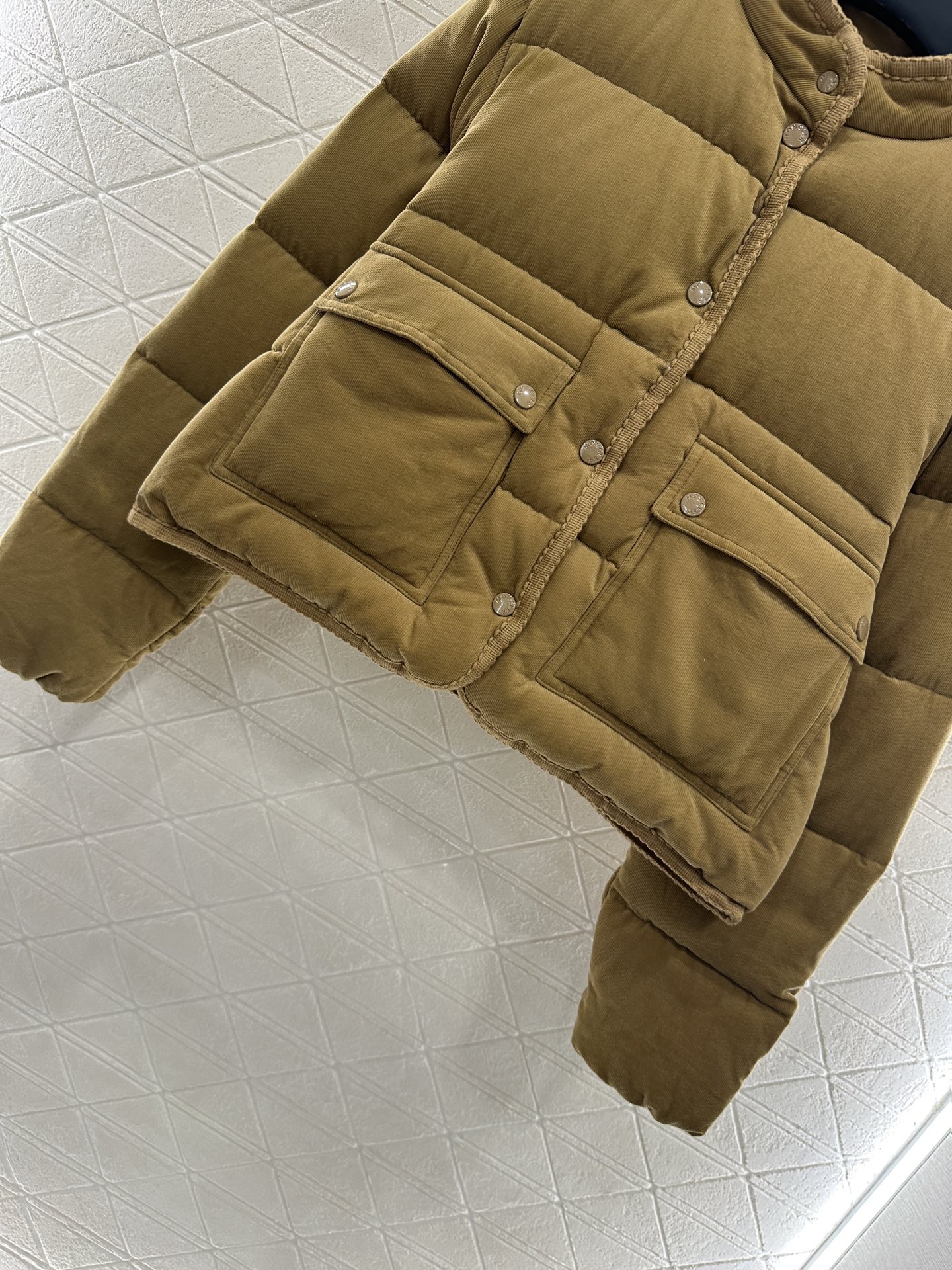 ♥Moncle*♥2025新品上架 长方压纹立领羽绒服定制YB灯芯绒材质，白鹅绒填充内里，整件轻盈保暖，