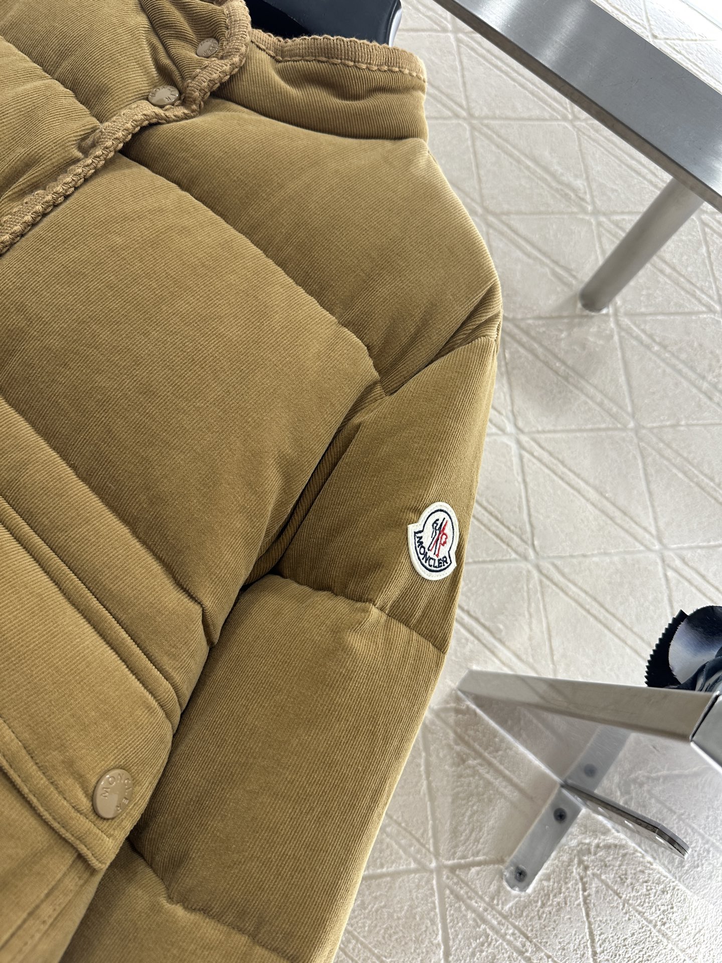 ♥Moncle*♥2025新品上架 长方压纹立领羽绒服定制YB灯芯绒材质，白鹅绒填充内里，整件轻盈保暖，