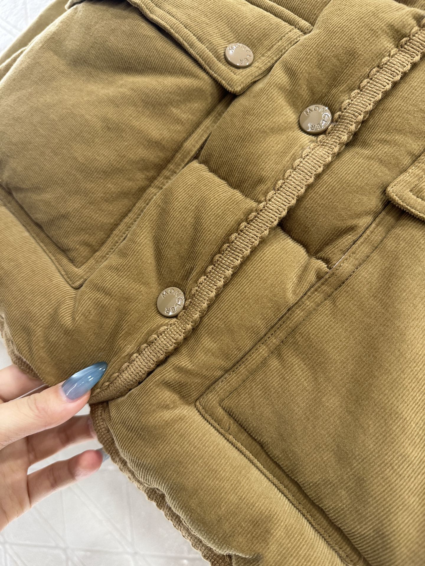 ♥Moncle*♥2025新品上架 长方压纹立领羽绒服定制YB灯芯绒材质，白鹅绒填充内里，整件轻盈保暖，