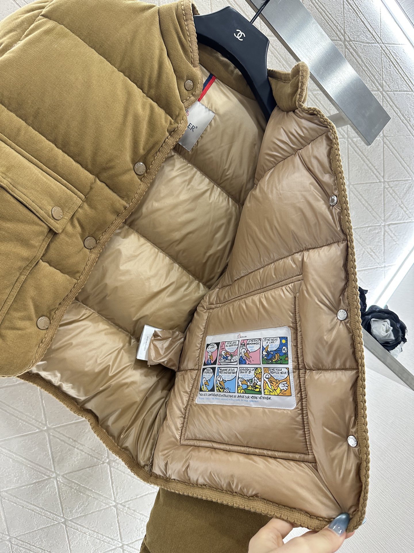 ♥Moncle*♥2025新品上架 长方压纹立领羽绒服定制YB灯芯绒材质，白鹅绒填充内里，整件轻盈保暖，