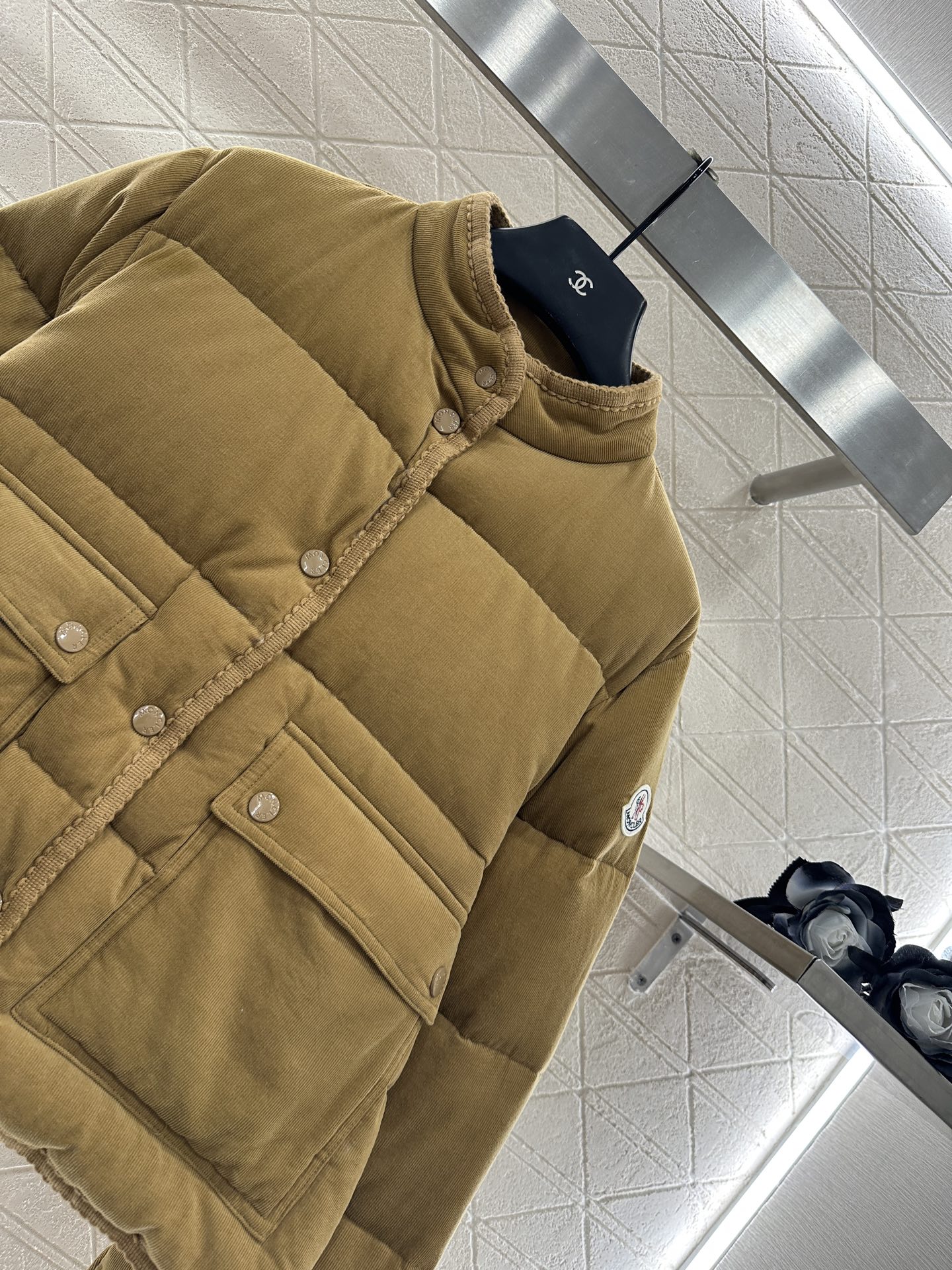 ♥Moncle*♥2025新品上架 长方压纹立领羽绒服定制YB灯芯绒材质，白鹅绒填充内里，整件轻盈保暖，