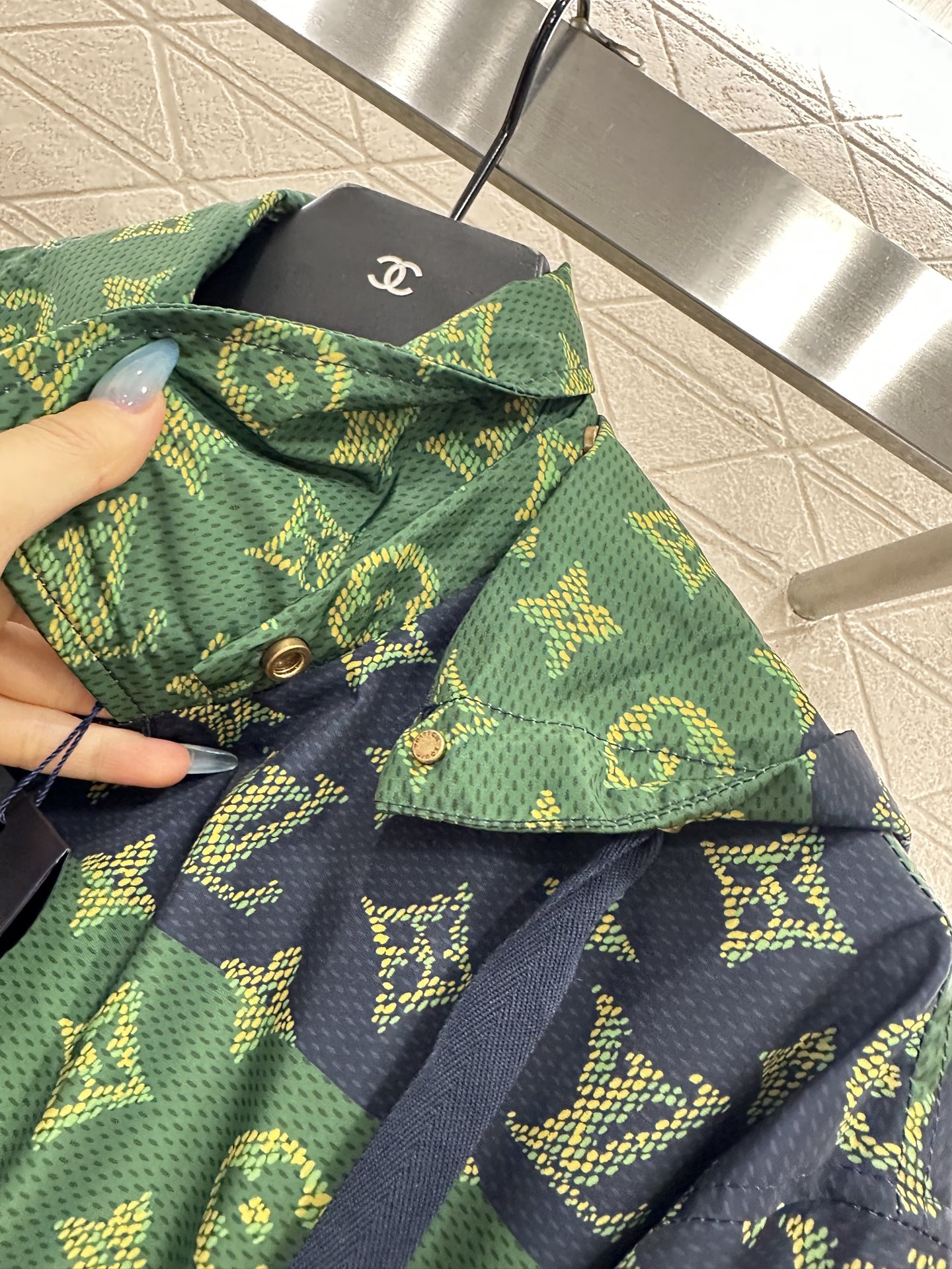 ♥Louis vuitto*♥2025新品上架 连帽老花冲锋外套定制YB进口冲锋尼龙材质，质感高级，挺括