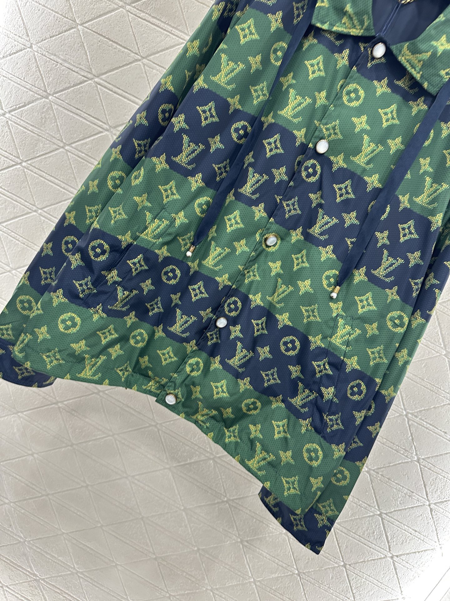 ♥Louis vuitto*♥2025新品上架 连帽老花冲锋外套定制YB进口冲锋尼龙材质，质感高级，挺括