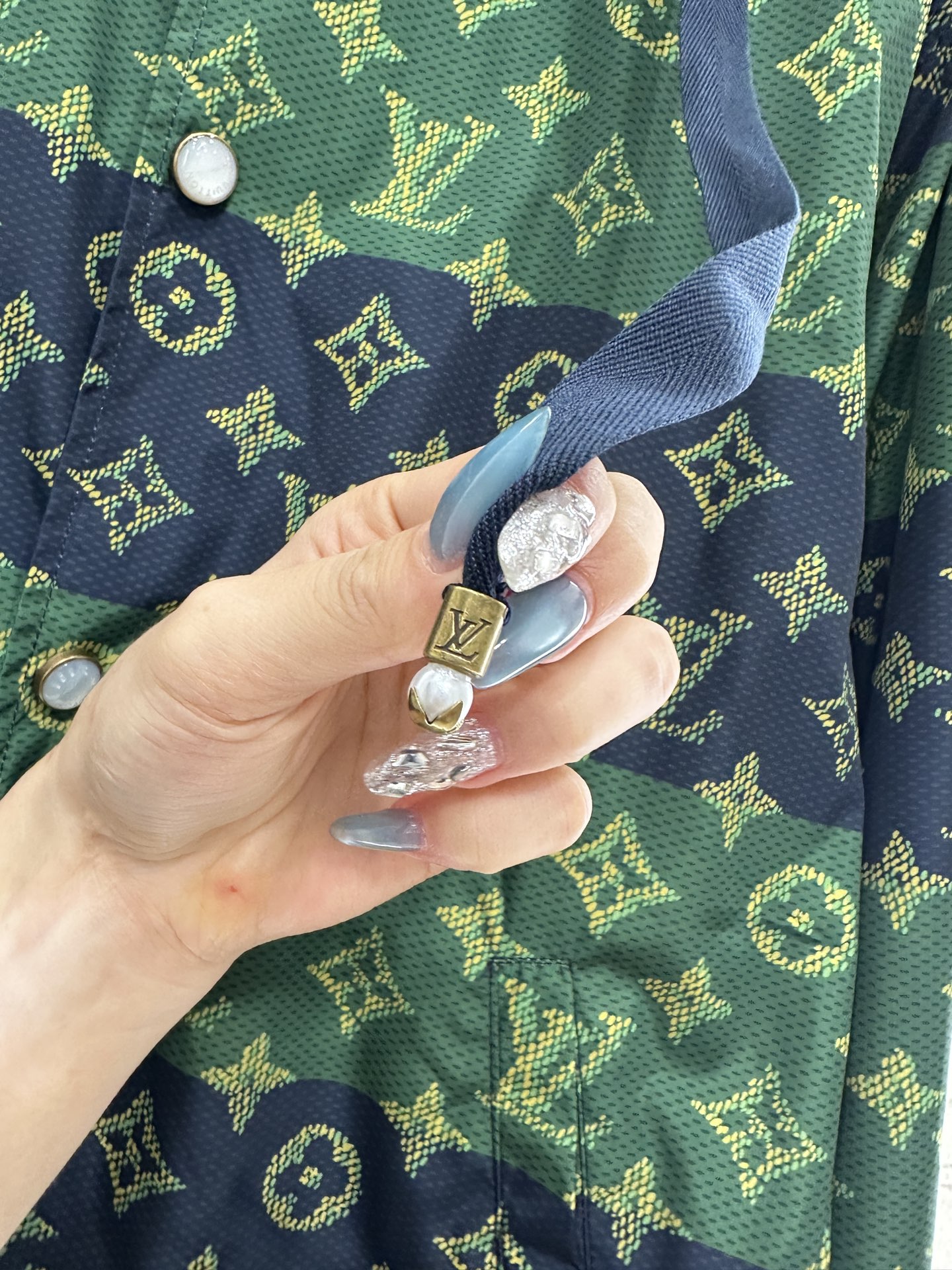 ♥Louis vuitto*♥2025新品上架 连帽老花冲锋外套定制YB进口冲锋尼龙材质，质感高级，挺括