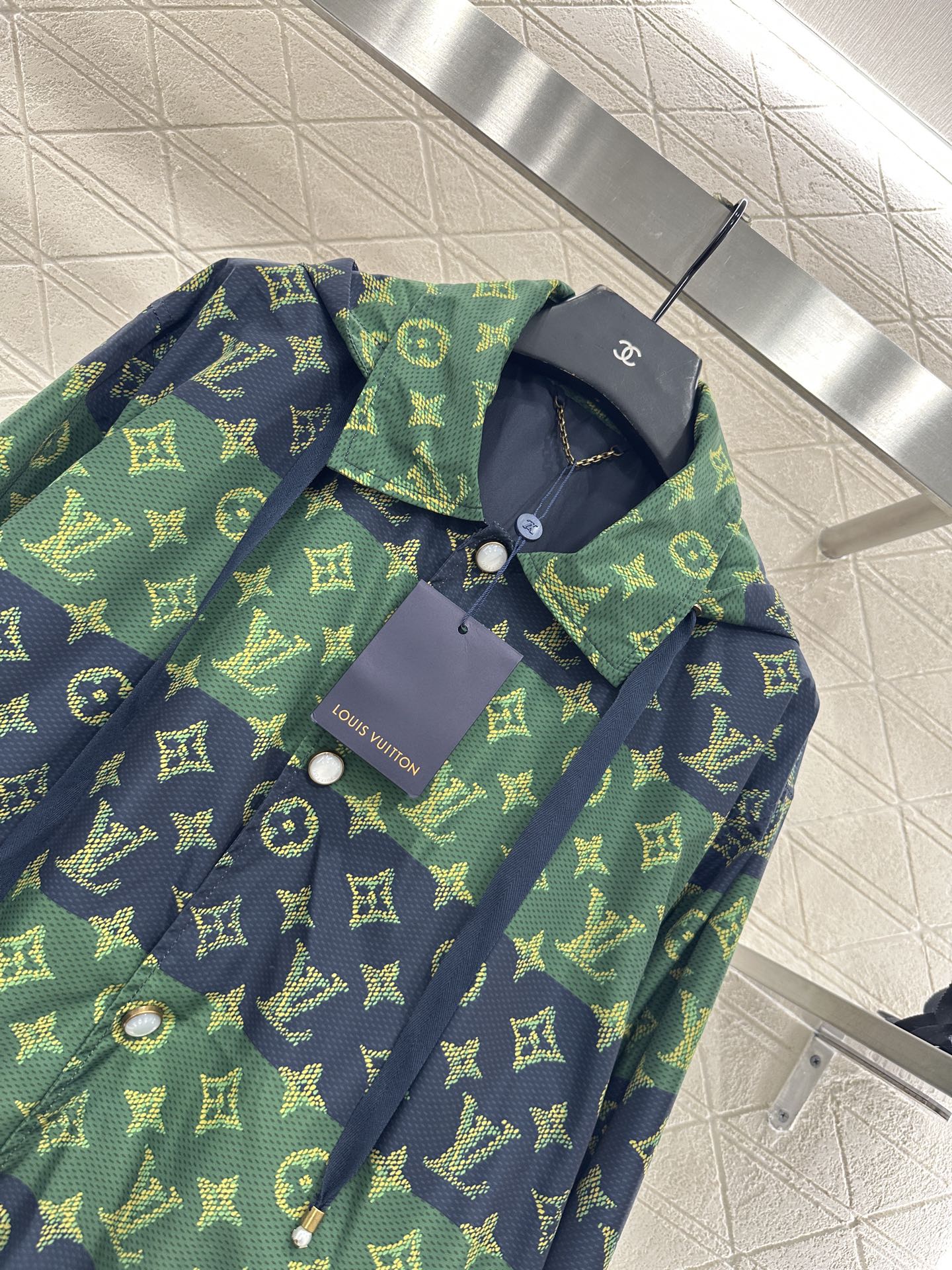 ♥Louis vuitto*♥2025新品上架 连帽老花冲锋外套定制YB进口冲锋尼龙材质，质感高级，挺括